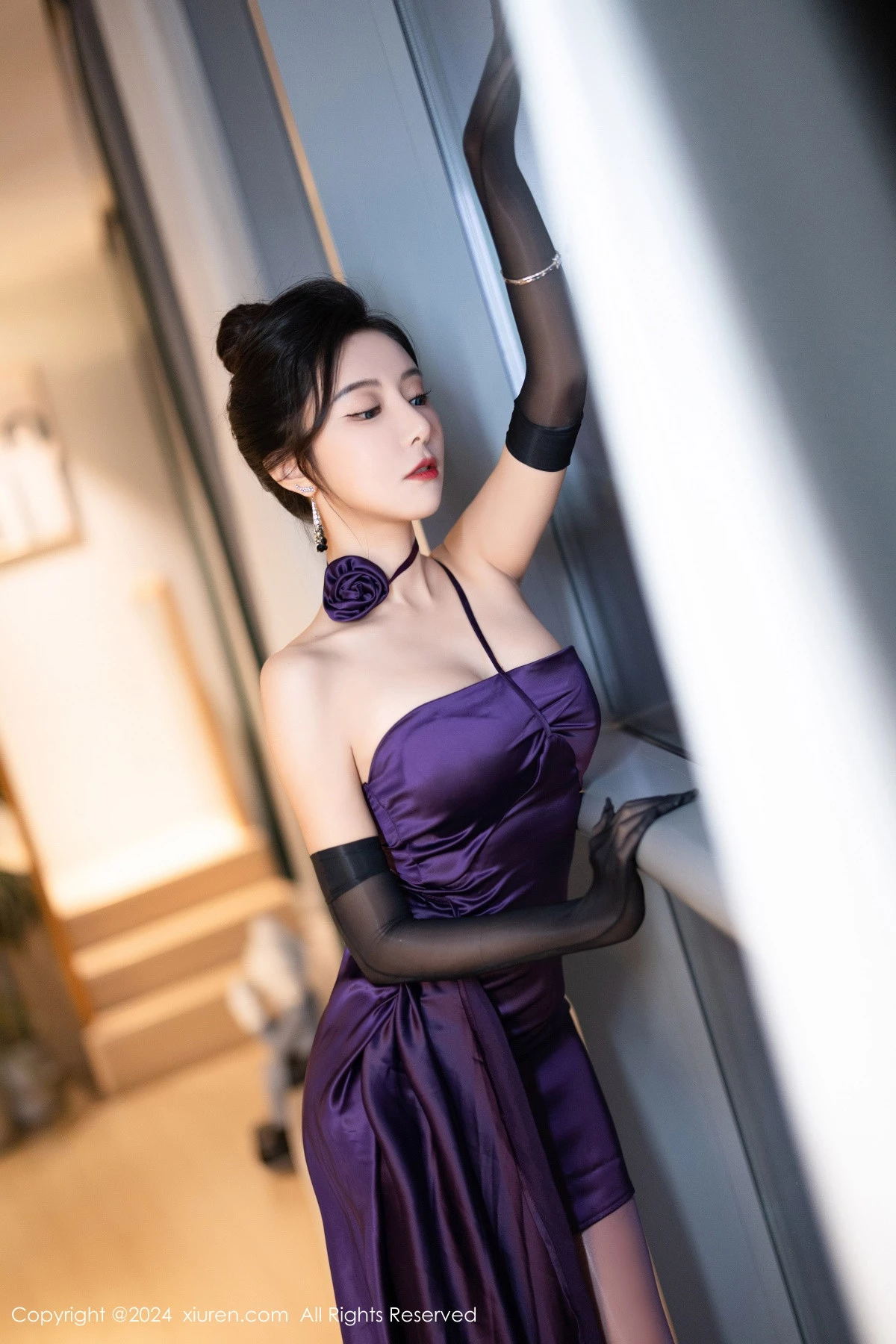 [[XiuRen秀人网]秀人网]No.8698_女神王馨瑶yanni性感紫色露肩连衣裙配紫丝袜秀完美身材诱惑写真80P