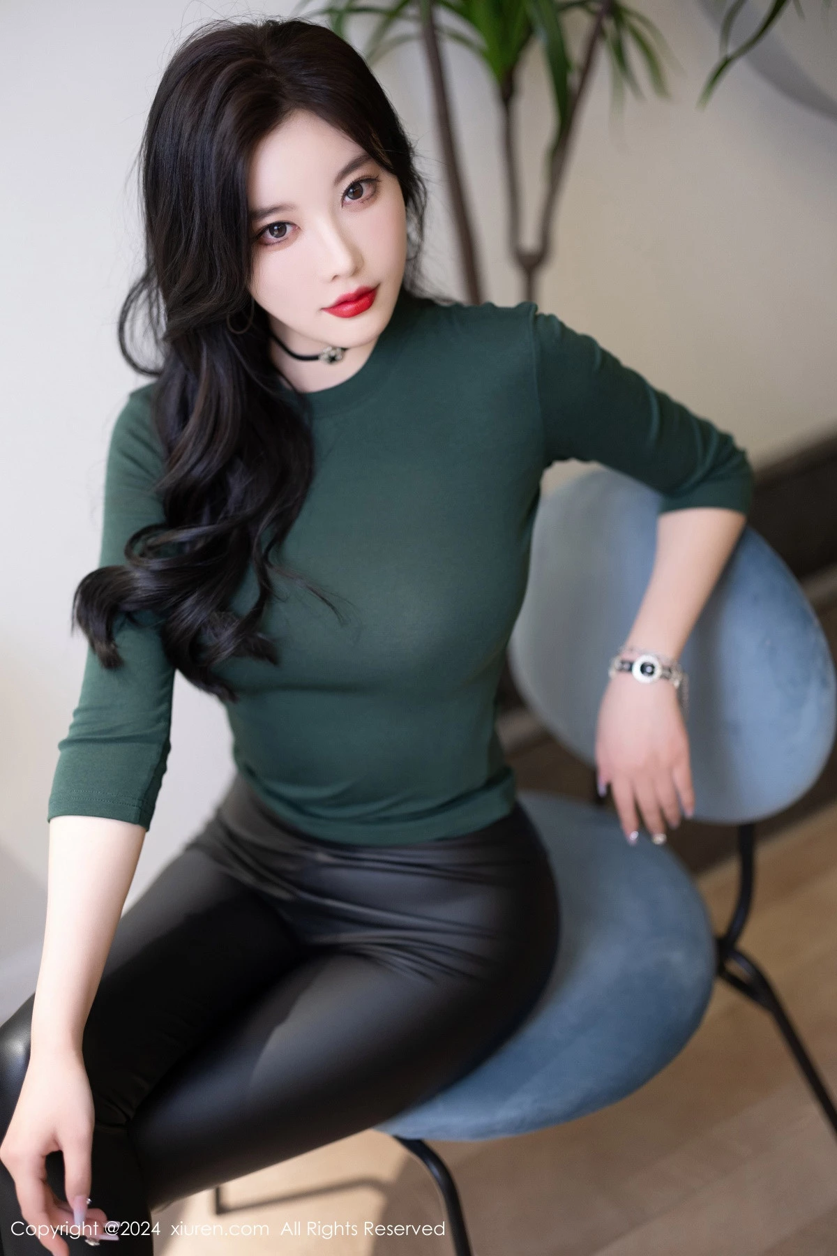 [[XiuRen秀人网]秀人网]No.8707_女神杨晨晨墨绿色上衣配黑皮长裤露性感内衣配超薄肉丝诱惑写真90P