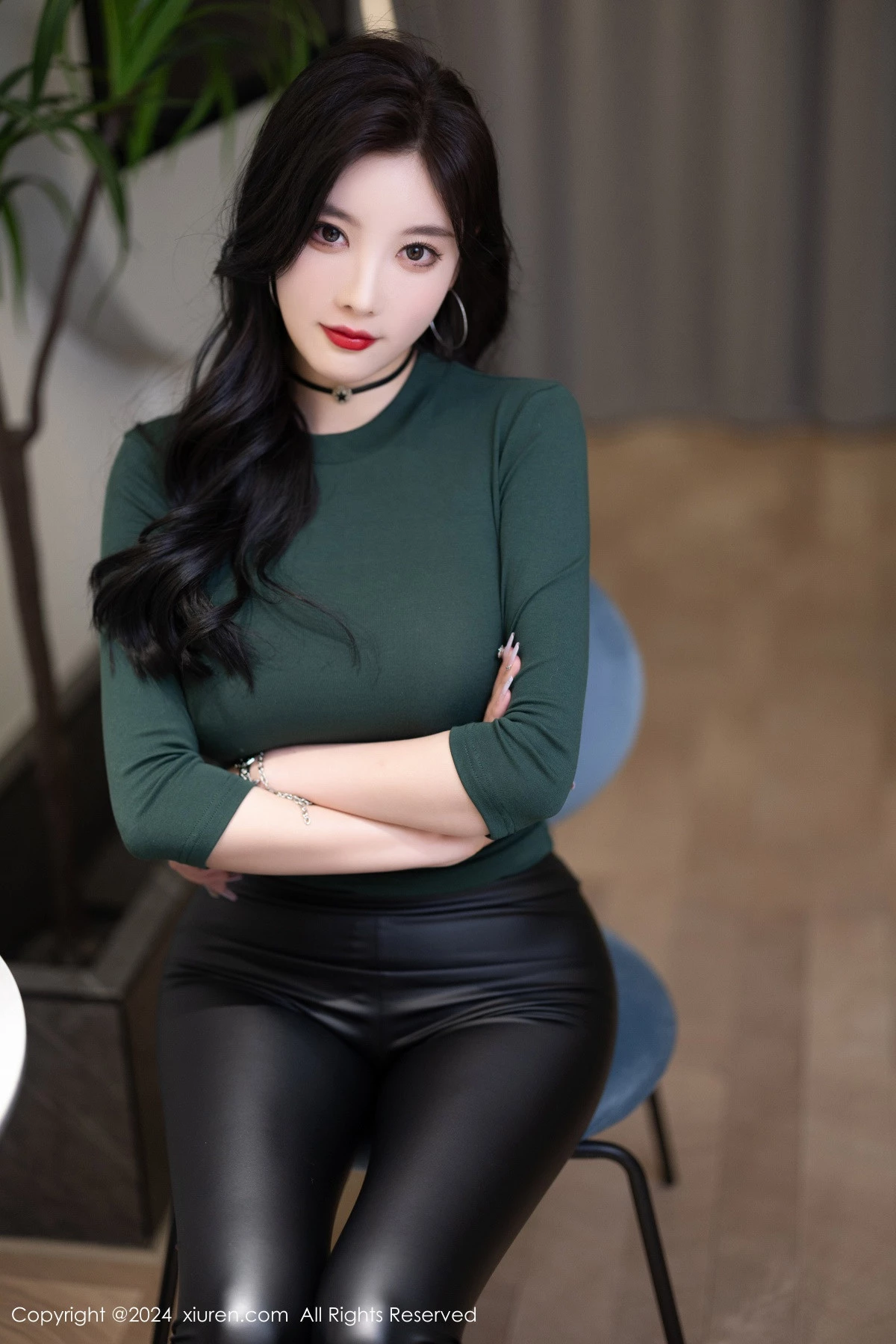 [[XiuRen秀人网]秀人网]No.8707_女神杨晨晨墨绿色上衣配黑皮长裤露性感内衣配超薄肉丝诱惑写真90P