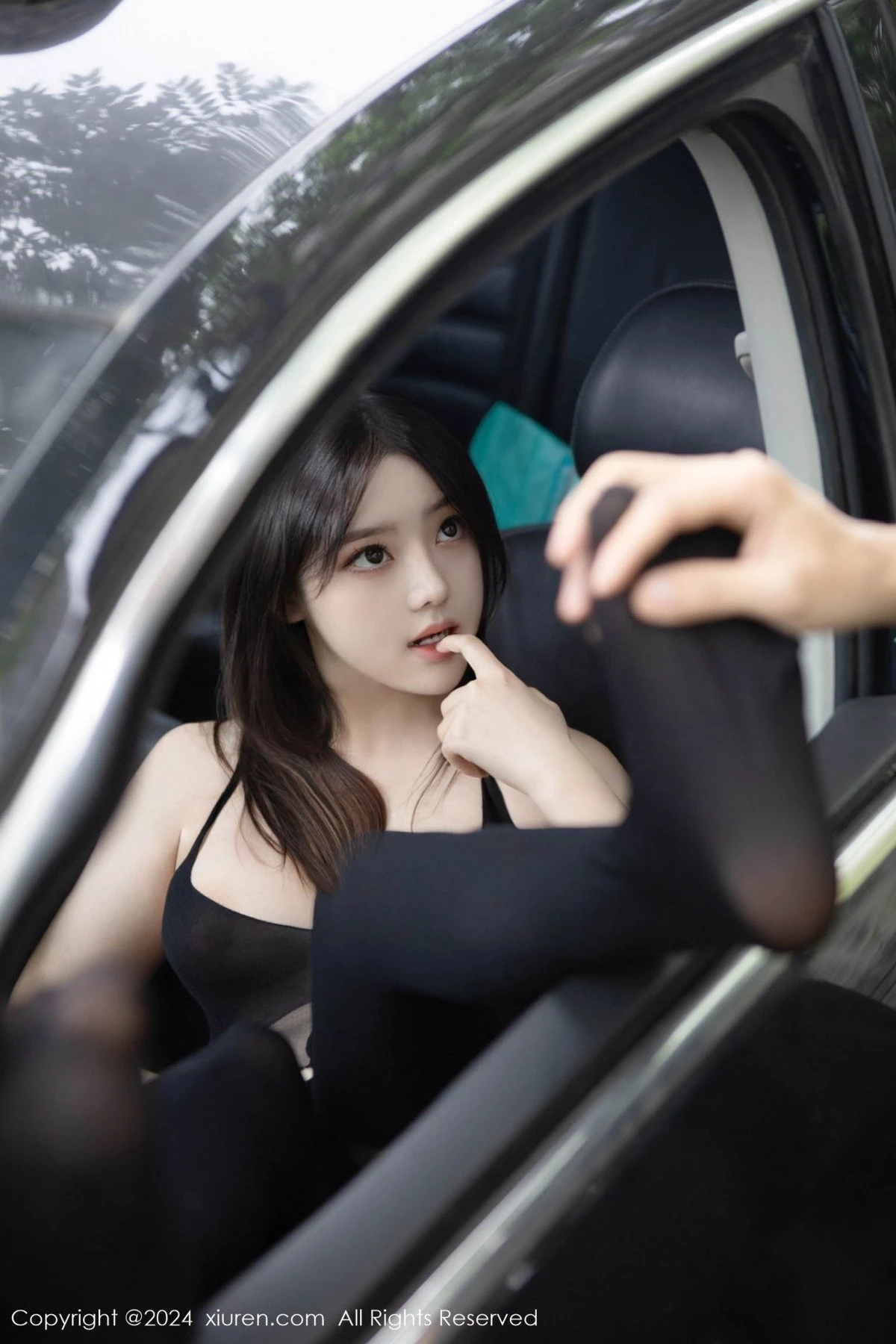 [[XiuRen秀人网]秀人网]No.8708_模特豆瓣酱车内场景性感薄透连体黑丝秀丰满身材惹火诱惑写真104P