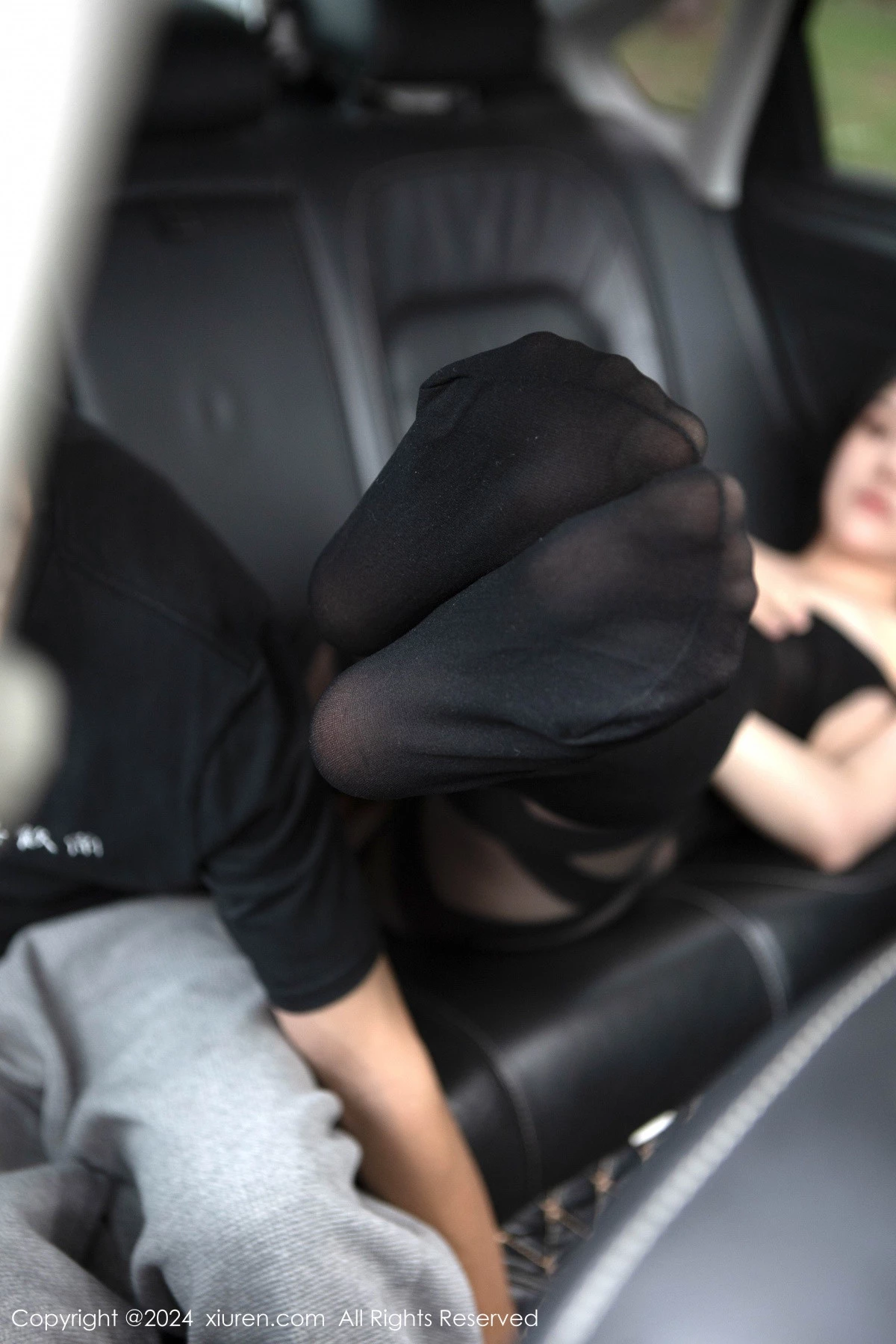 [[XiuRen秀人网]秀人网]No.8708_模特豆瓣酱车内场景性感薄透连体黑丝秀丰满身材惹火诱惑写真104P