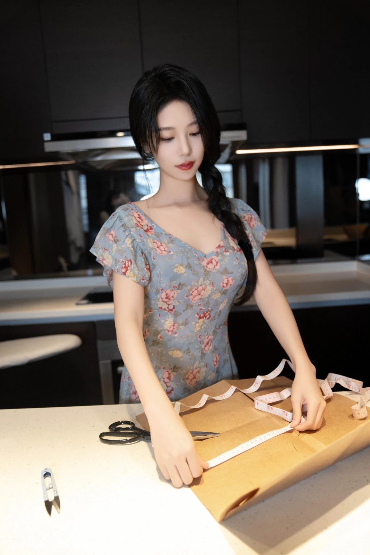 [[XiuRen秀人网]秀人网]No.8704_模特利世性感花纹图案连衣短裙配超薄肉丝秀曼妙身姿诱惑写真80P