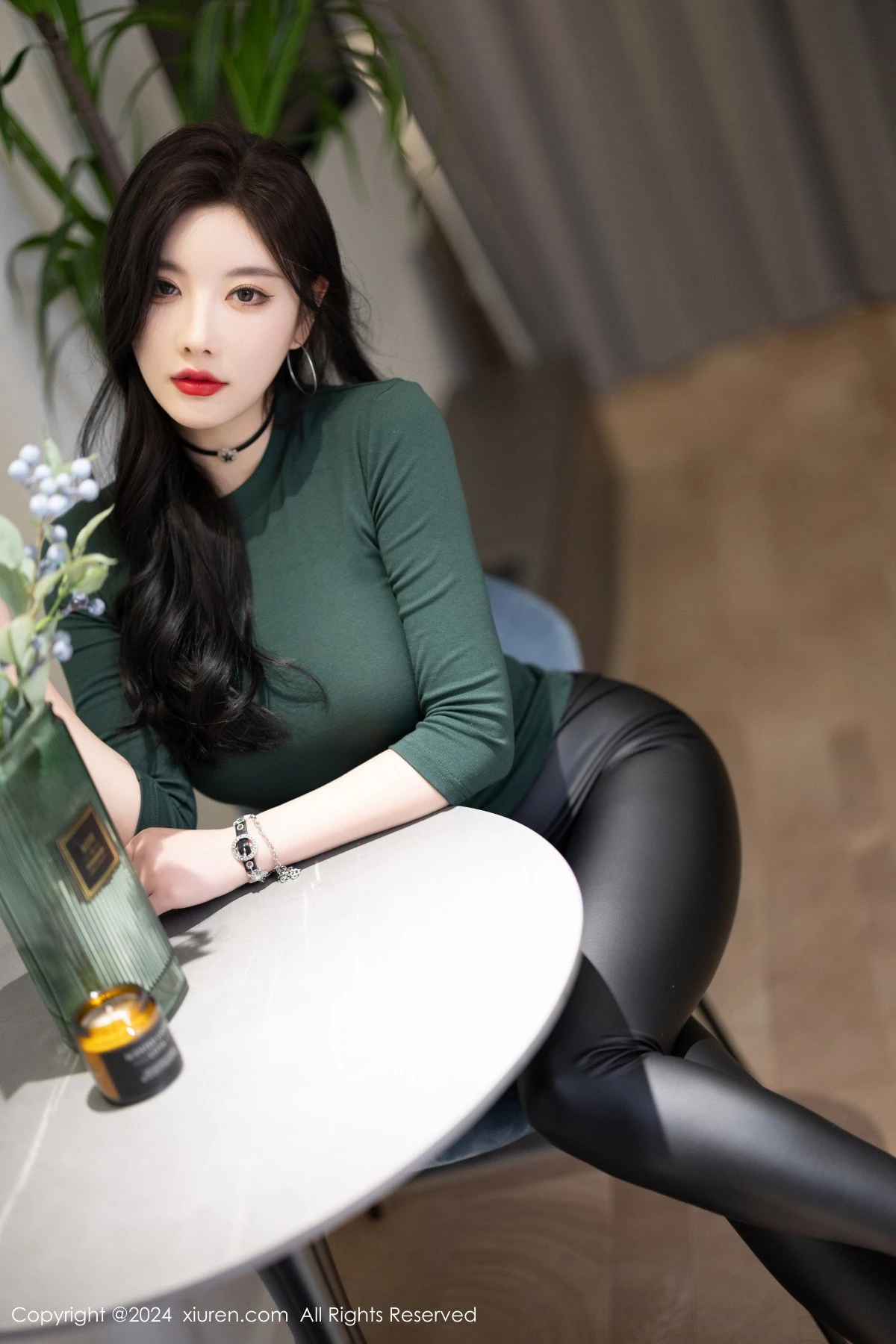 [[XiuRen秀人网]秀人网]No.8707_女神杨晨晨墨绿色上衣配黑皮长裤露性感内衣配超薄肉丝诱惑写真90P