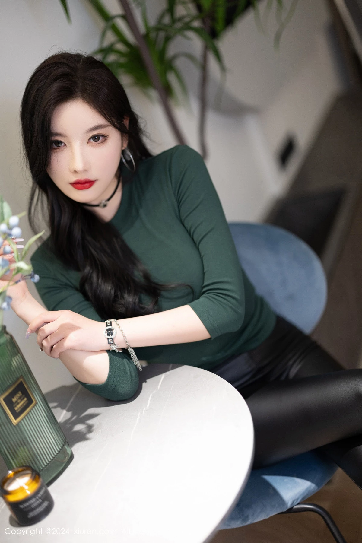 [[XiuRen秀人网]秀人网]No.8707_女神杨晨晨墨绿色上衣配黑皮长裤露性感内衣配超薄肉丝诱惑写真90P