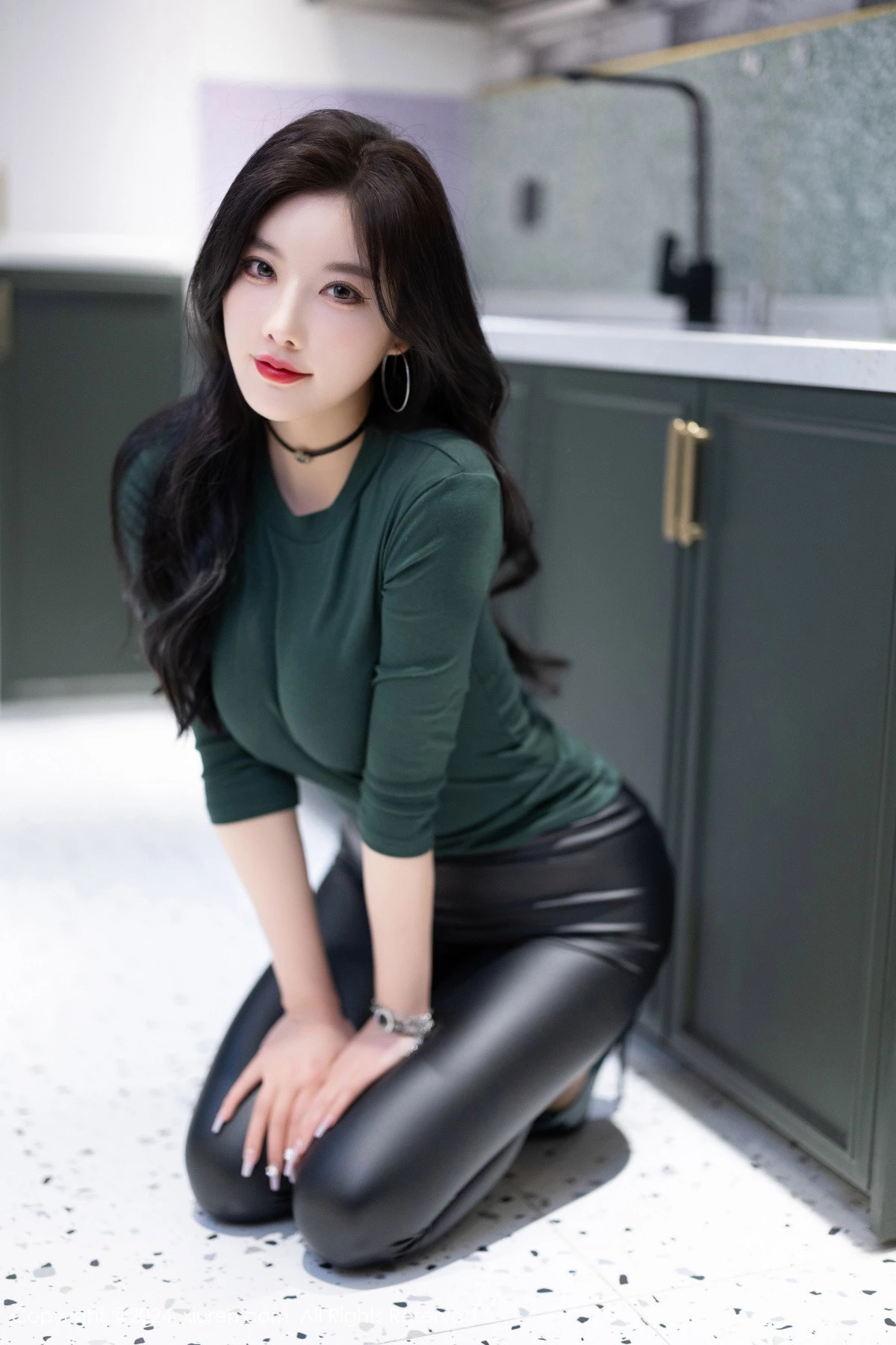 [[XiuRen秀人网]秀人网]No.8707_女神杨晨晨墨绿色上衣配黑皮长裤露性感内衣配超薄肉丝诱惑写真90P