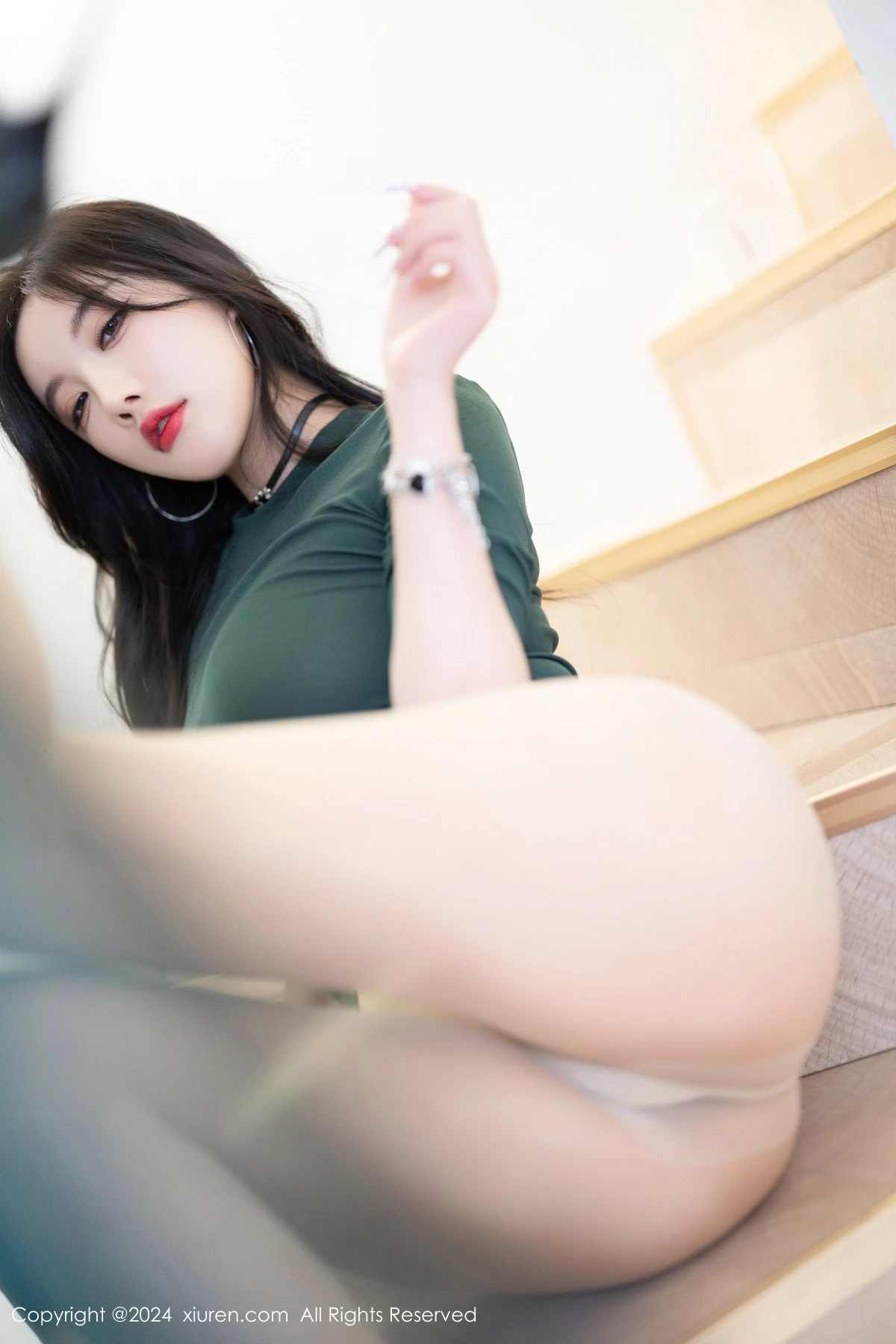 [[XiuRen秀人网]秀人网]No.8707_女神杨晨晨墨绿色上衣配黑皮长裤露性感内衣配超薄肉丝诱惑写真90P