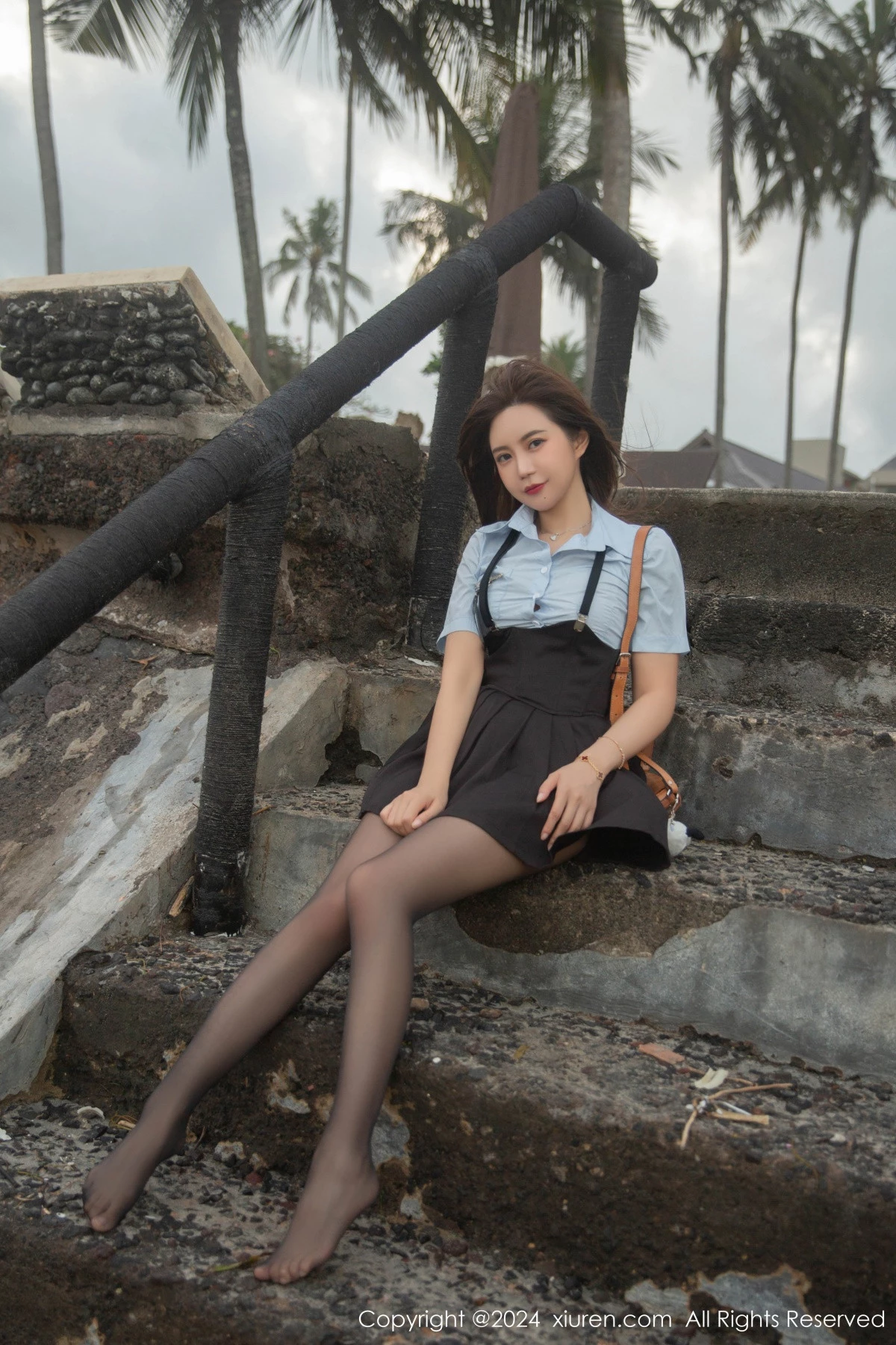 [[XiuRen秀人网]秀人网]No.8752_女神绮里嘉ula性感淡蓝T配背带裙露超薄黑丝秀曼妙身姿诱惑写真80P