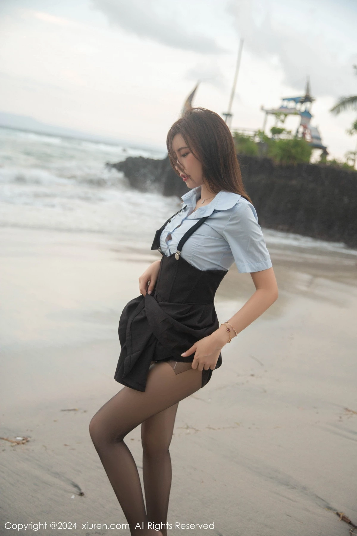 [[XiuRen秀人网]秀人网]No.8752_女神绮里嘉ula性感淡蓝T配背带裙露超薄黑丝秀曼妙身姿诱惑写真80P