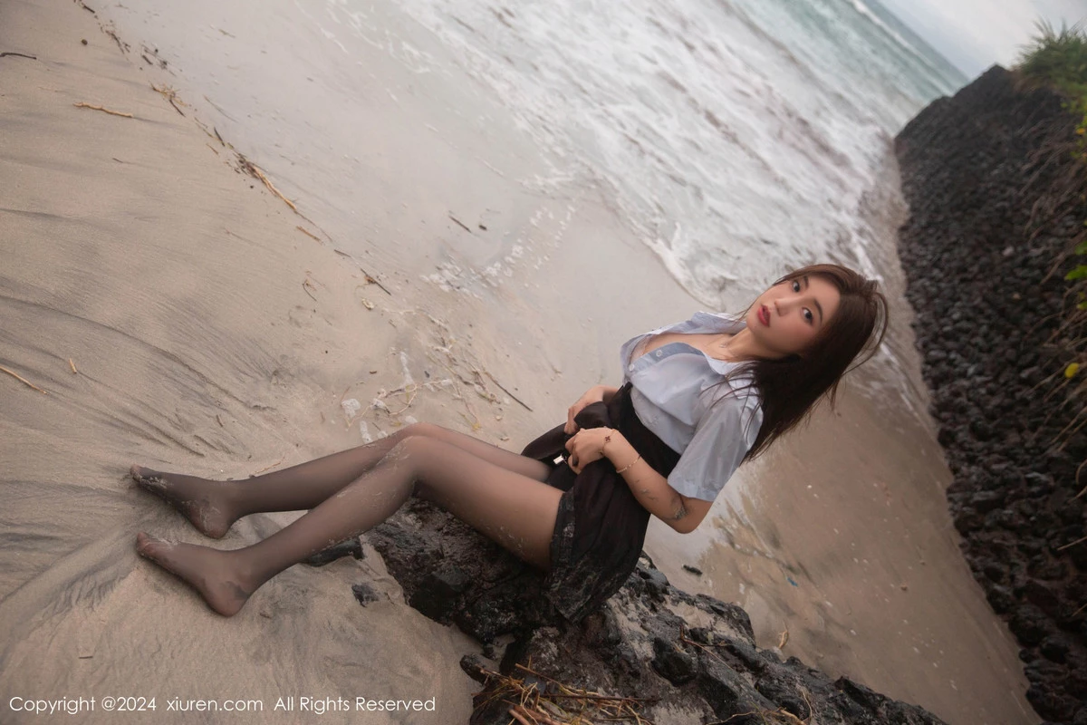 [[XiuRen秀人网]秀人网]No.8752_女神绮里嘉ula性感淡蓝T配背带裙露超薄黑丝秀曼妙身姿诱惑写真80P