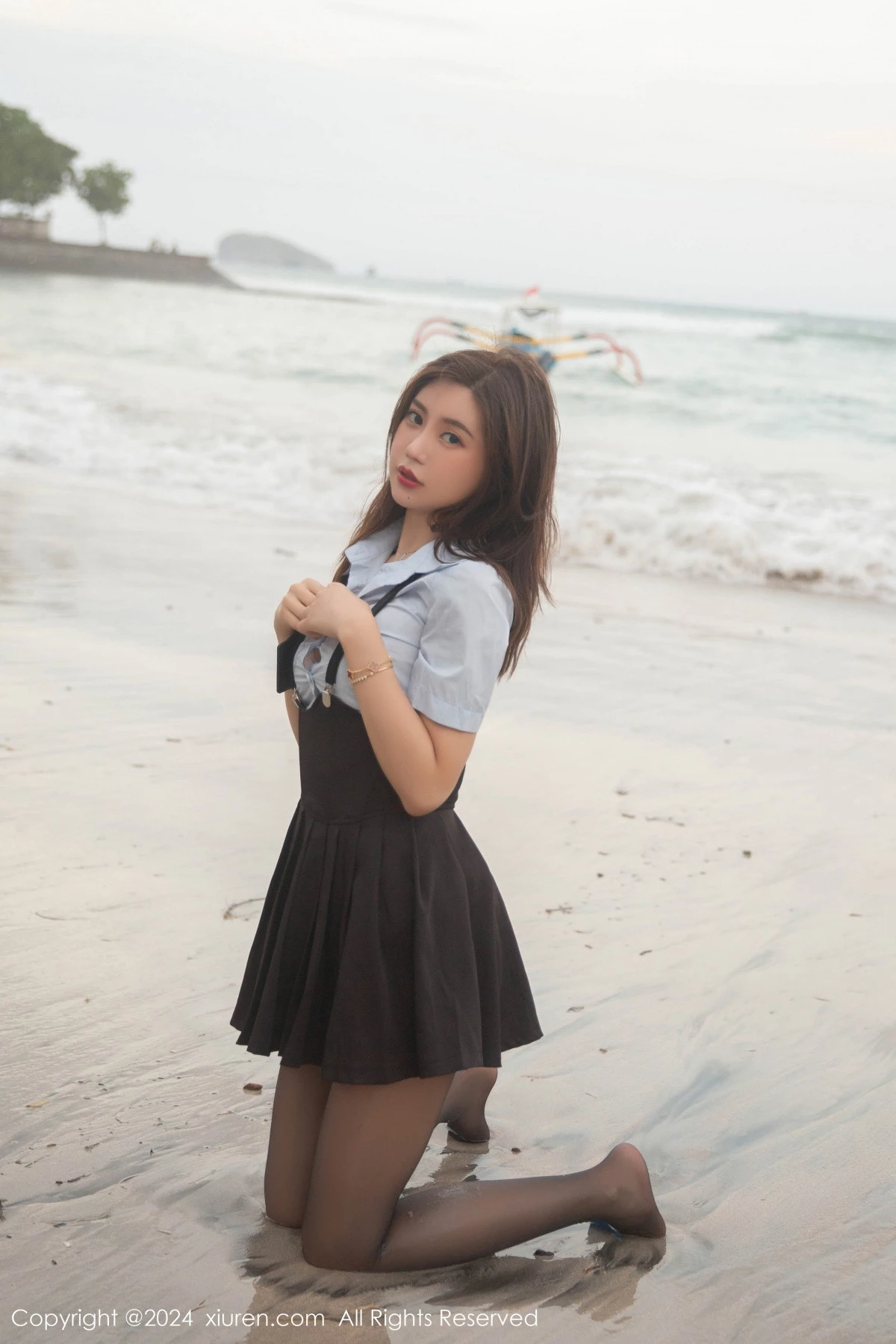 [[XiuRen秀人网]秀人网]No.8752_女神绮里嘉ula性感淡蓝T配背带裙露超薄黑丝秀曼妙身姿诱惑写真80P