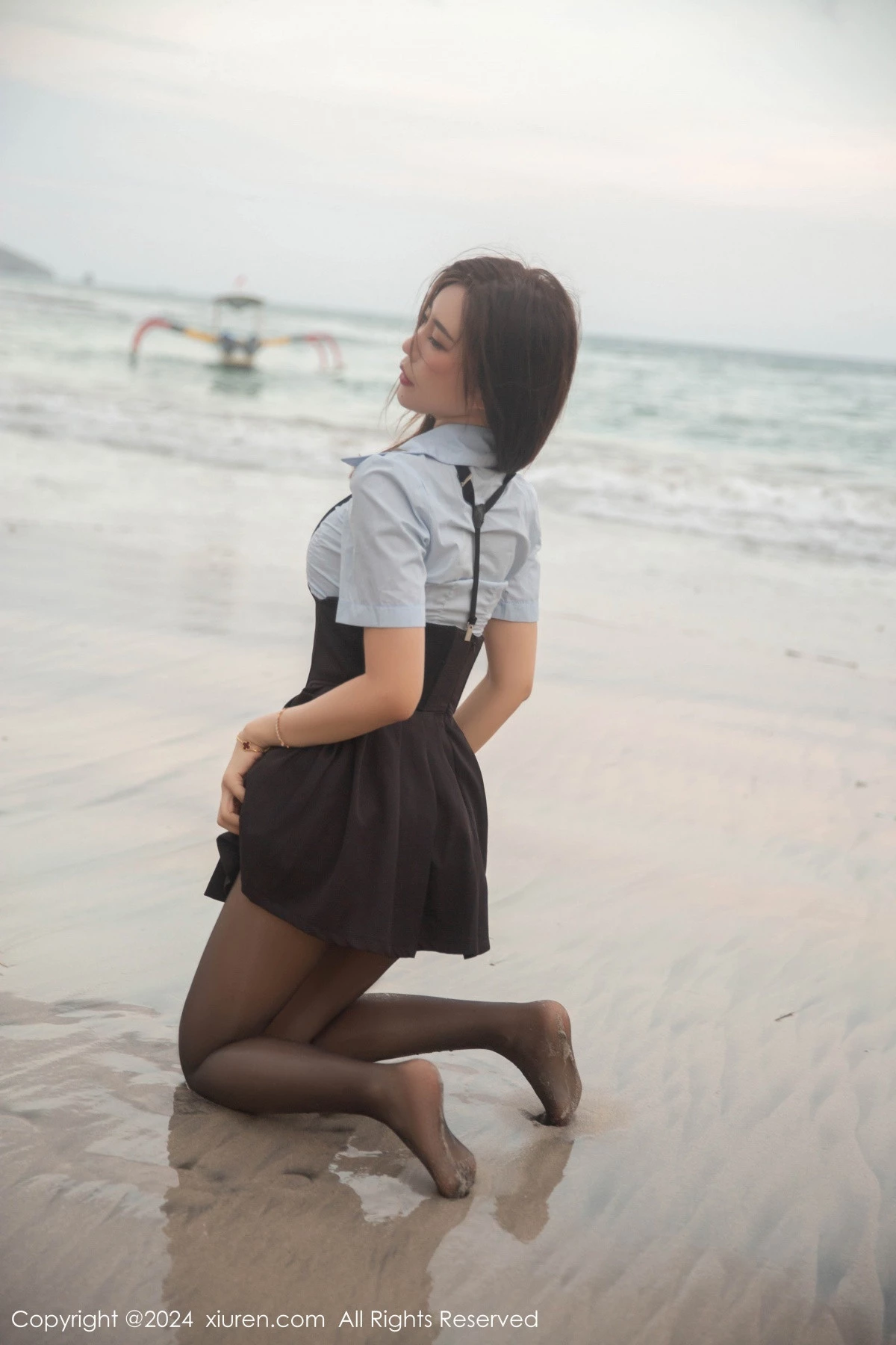 [[XiuRen秀人网]秀人网]No.8752_女神绮里嘉ula性感淡蓝T配背带裙露超薄黑丝秀曼妙身姿诱惑写真80P