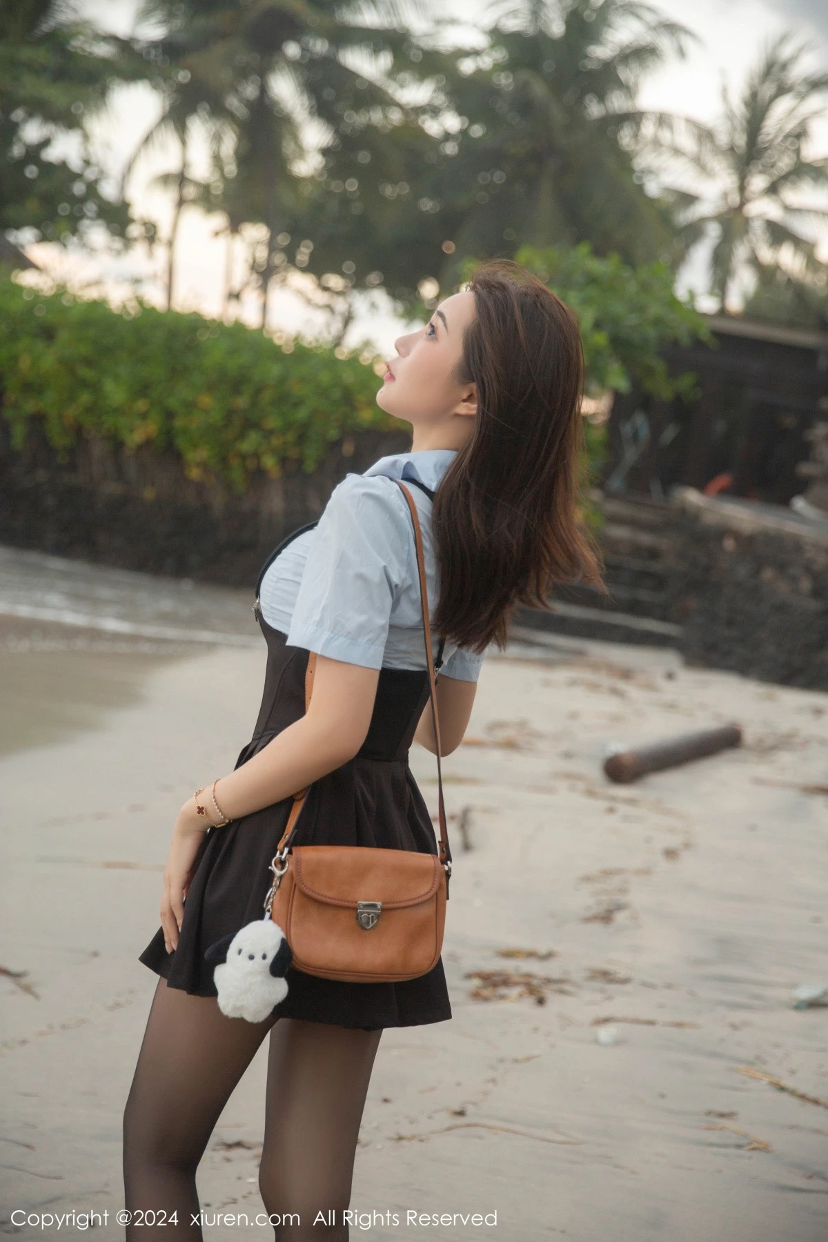 [[XiuRen秀人网]秀人网]No.8752_女神绮里嘉ula性感淡蓝T配背带裙露超薄黑丝秀曼妙身姿诱惑写真80P