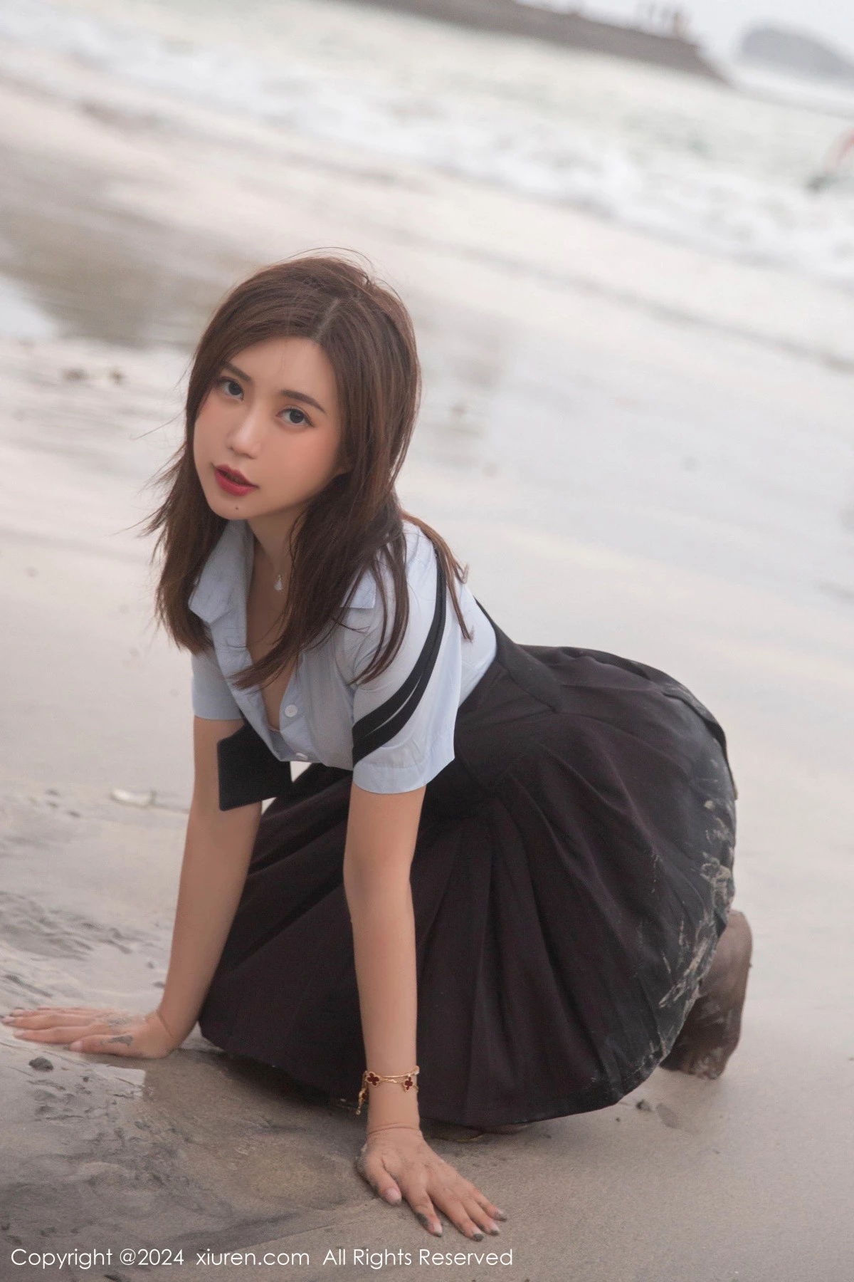 [[XiuRen秀人网]秀人网]No.8752_女神绮里嘉ula性感淡蓝T配背带裙露超薄黑丝秀曼妙身姿诱惑写真80P