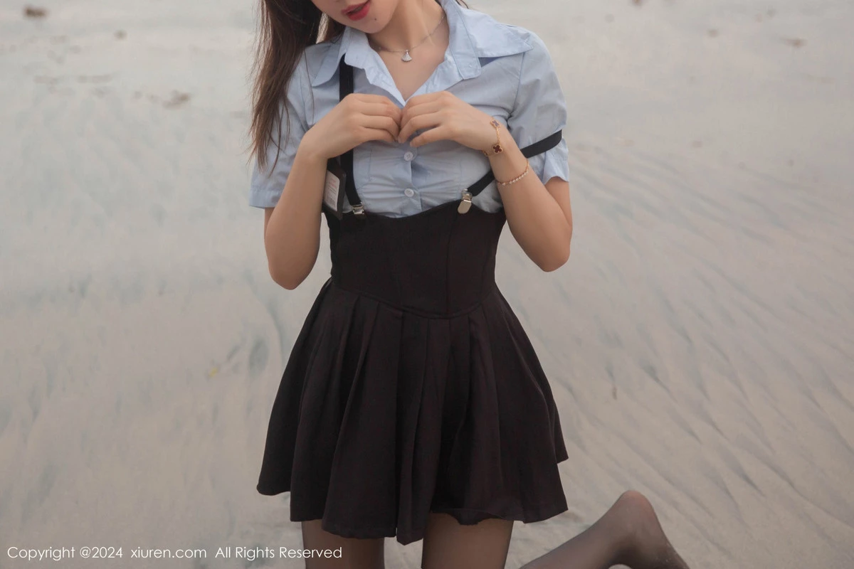 [[XiuRen秀人网]秀人网]No.8752_女神绮里嘉ula性感淡蓝T配背带裙露超薄黑丝秀曼妙身姿诱惑写真80P