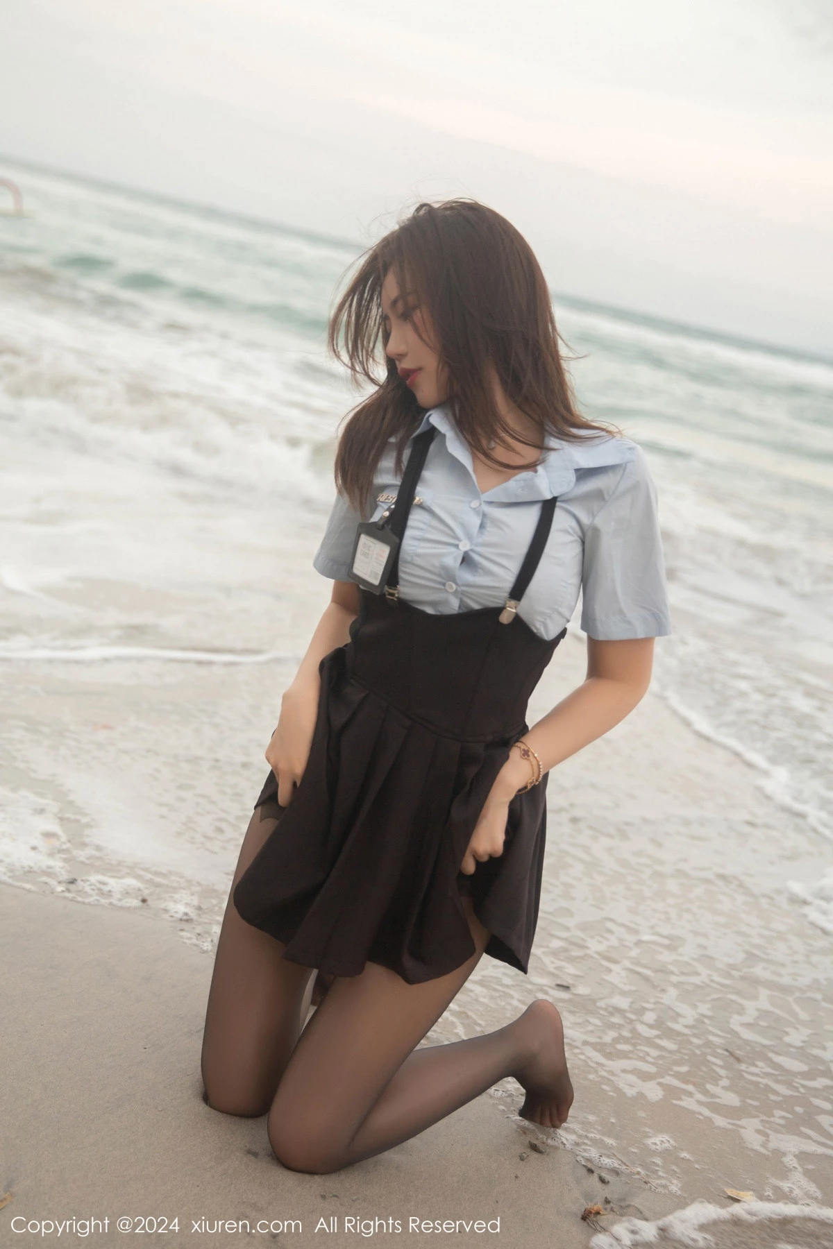 [[XiuRen秀人网]秀人网]No.8752_女神绮里嘉ula性感淡蓝T配背带裙露超薄黑丝秀曼妙身姿诱惑写真80P