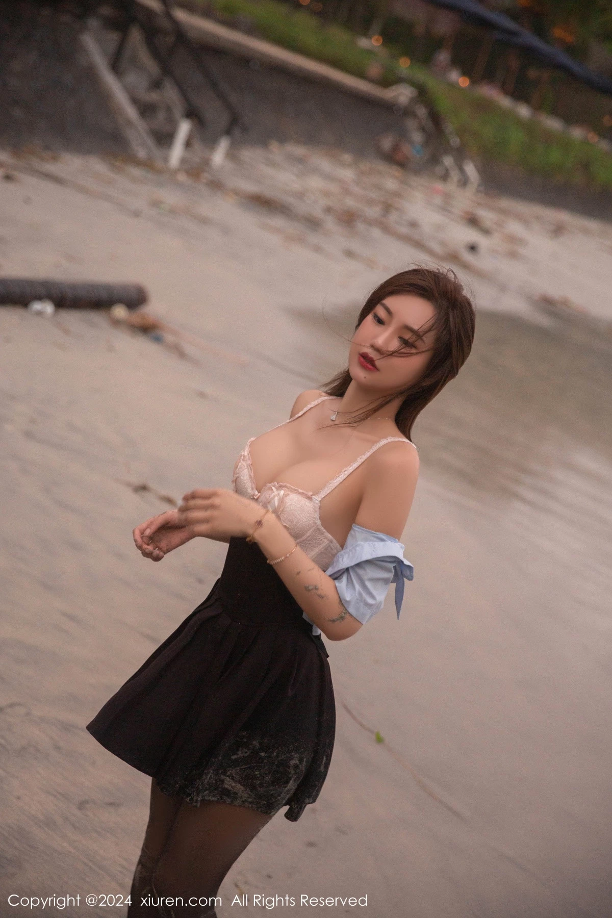 [[XiuRen秀人网]秀人网]No.8752_女神绮里嘉ula性感淡蓝T配背带裙露超薄黑丝秀曼妙身姿诱惑写真80P