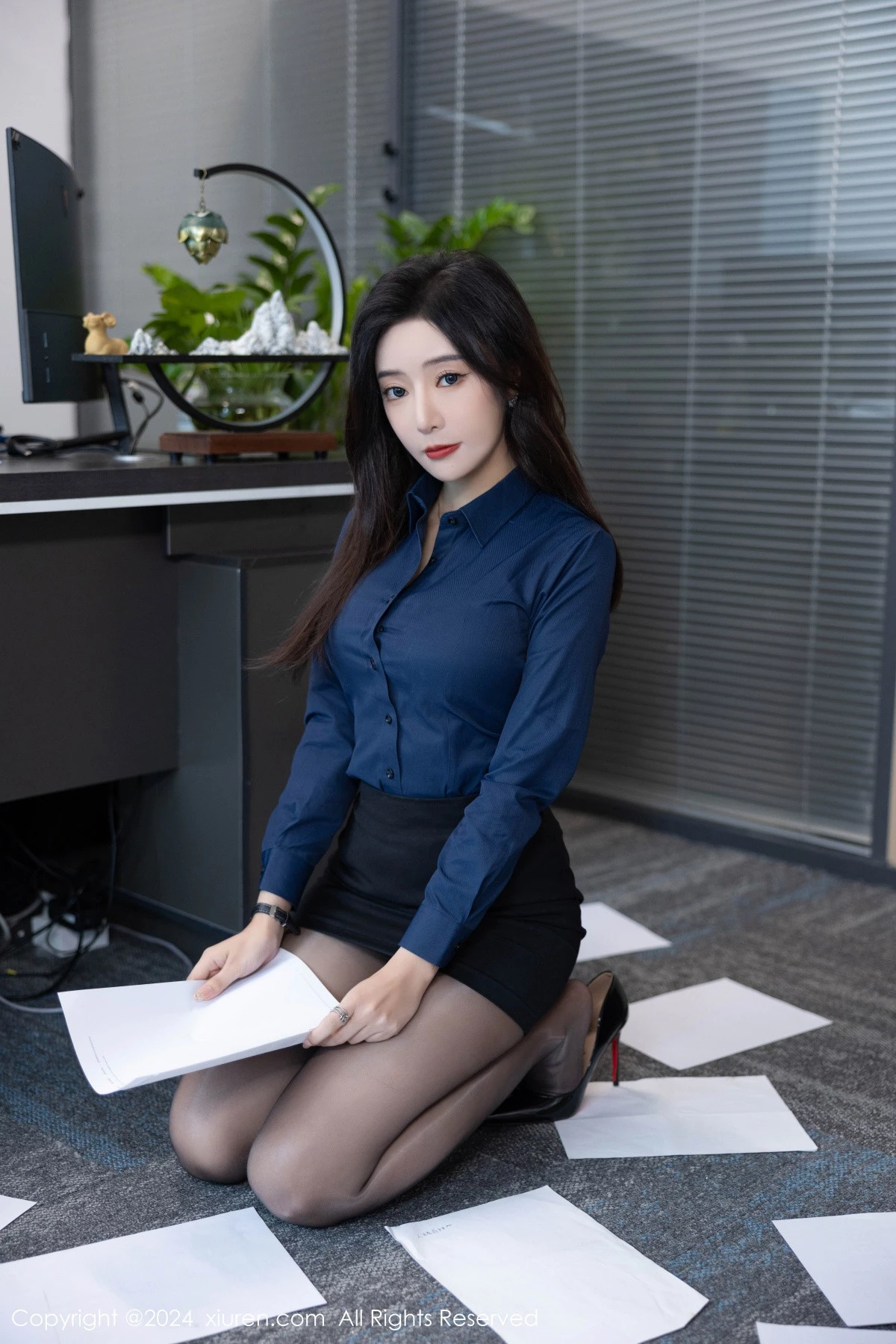 [[XiuRen秀人网]秀人网]No.8760_女神王馨瑶yanni性感Ol深色服饰配开档黑丝秀完美身材诱惑写真88P