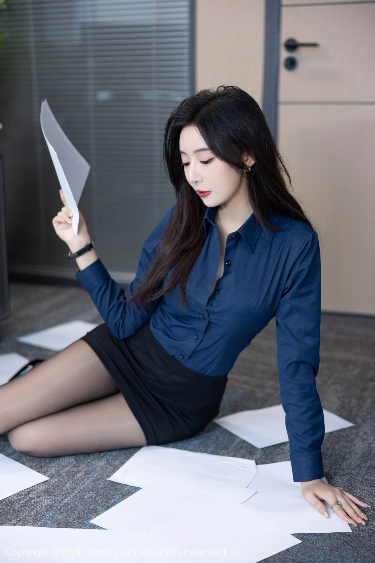 [[XiuRen秀人网]秀人网]No.8760_女神王馨瑶yanni性感Ol深色服饰配开档黑丝秀完美身材诱惑写真88P