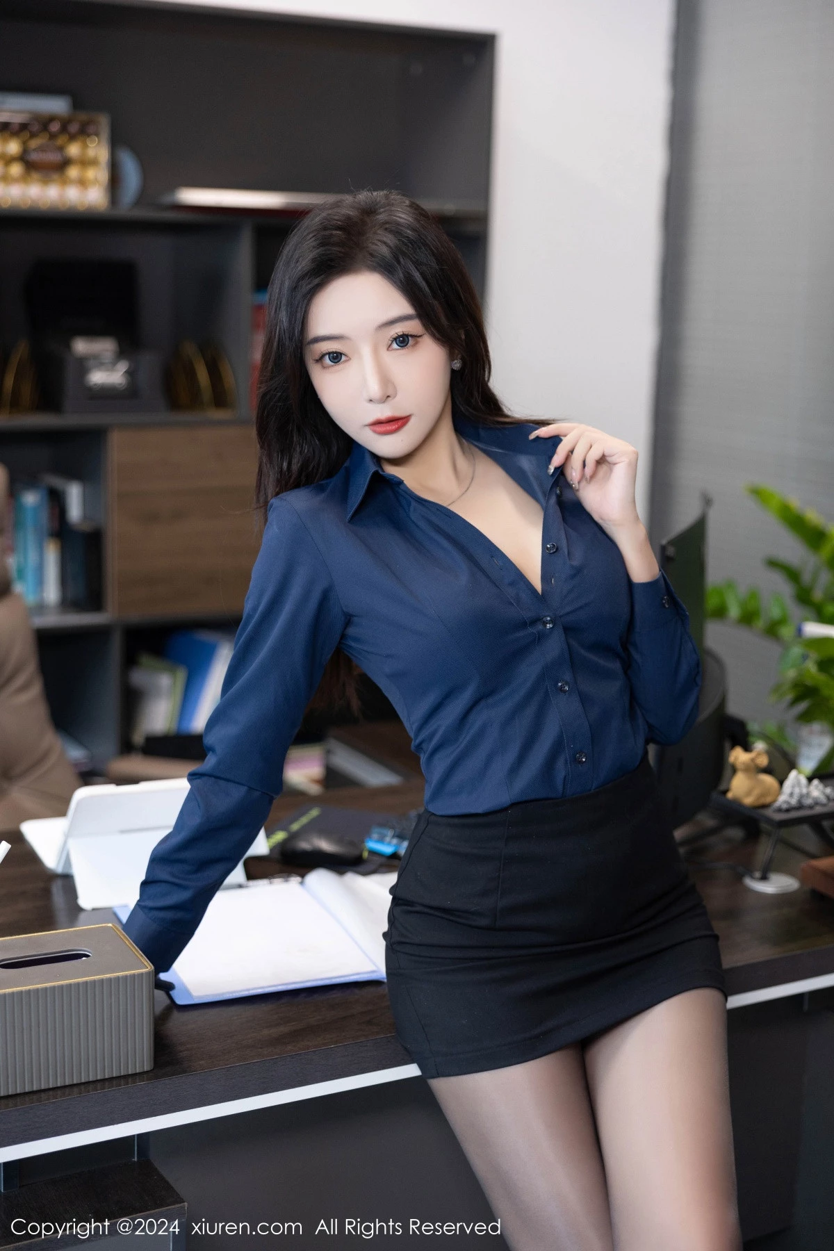 [[XiuRen秀人网]秀人网]No.8760_女神王馨瑶yanni性感Ol深色服饰配开档黑丝秀完美身材诱惑写真88P