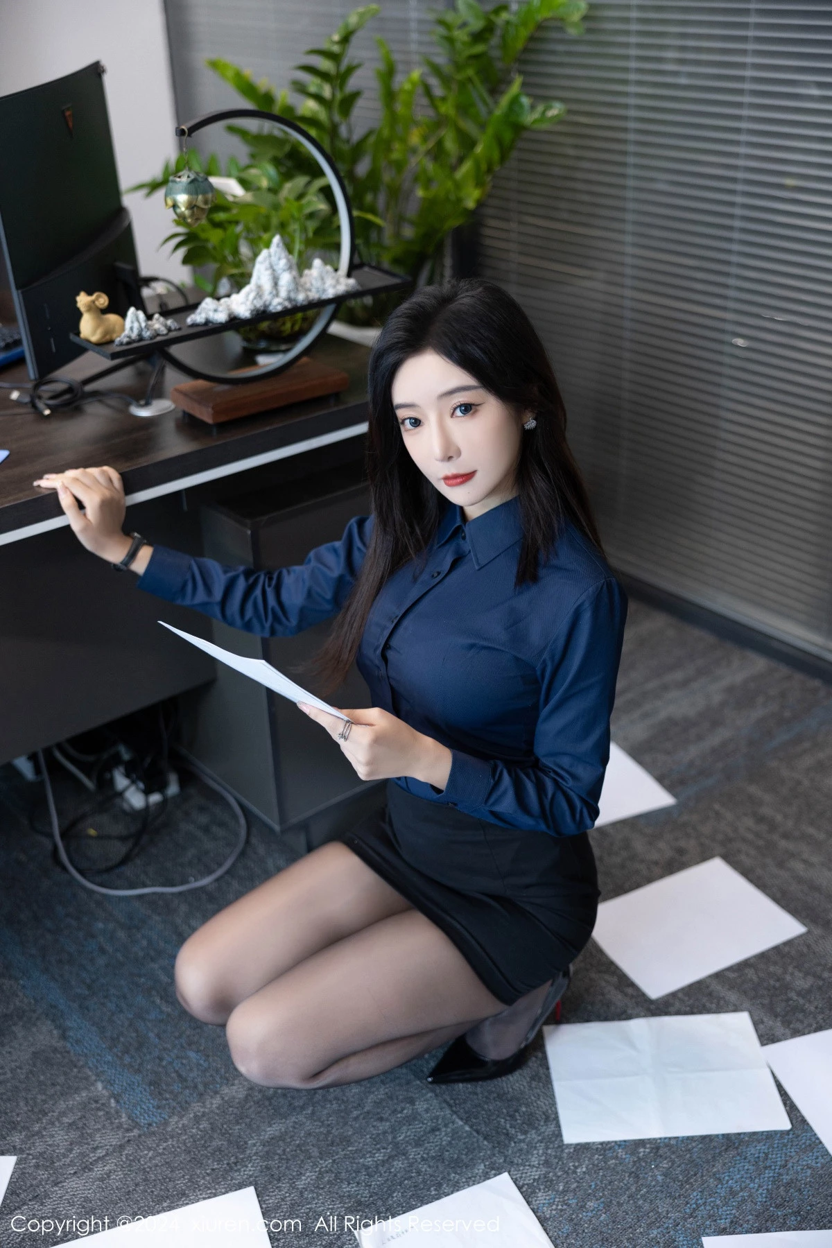 [[XiuRen秀人网]秀人网]No.8760_女神王馨瑶yanni性感Ol深色服饰配开档黑丝秀完美身材诱惑写真88P