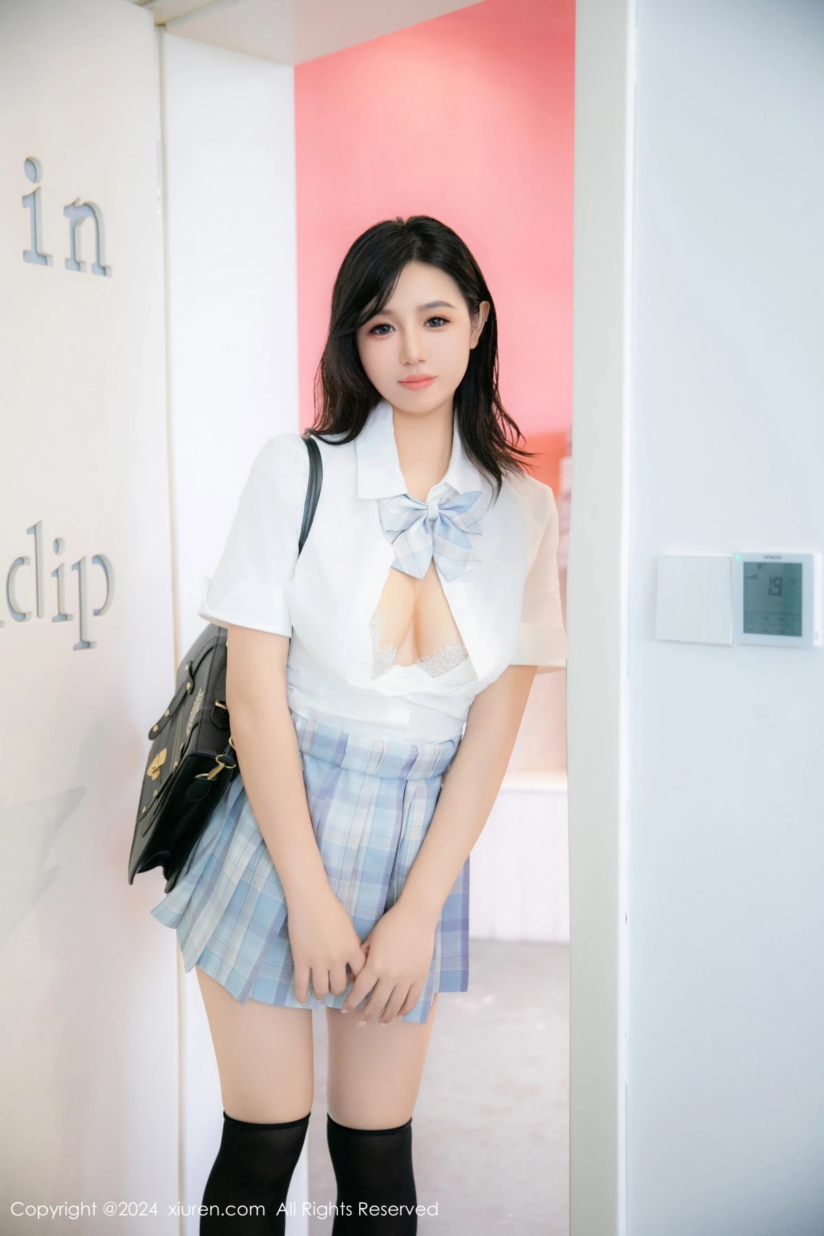 [[XiuRen秀人网]秀人网]No.8759_模特金小依性感白色学生装配超薄黑丝半脱秀火辣身材诱惑写真90P