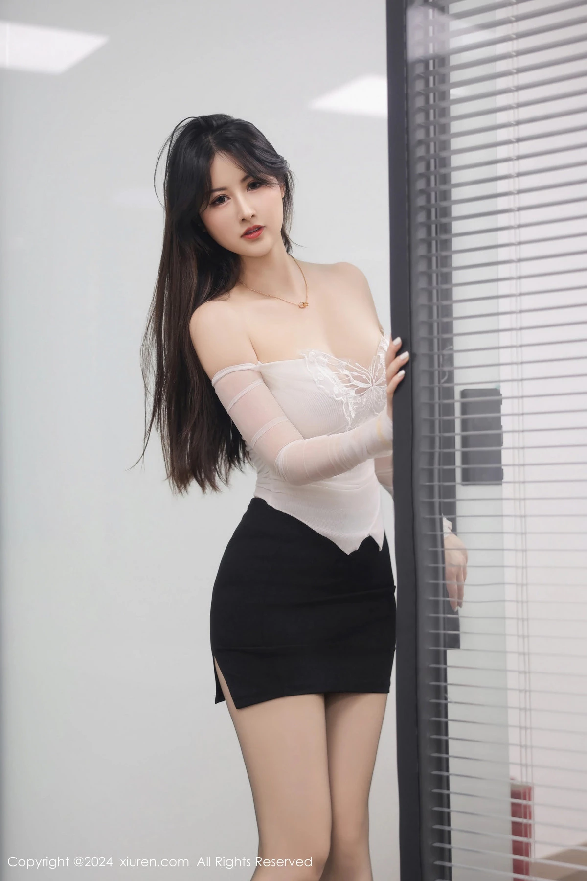[[XiuRen秀人网]秀人网]No.8766_模特诗诗kiki办公室场景性感红色情趣内衣配黑丝袜完美诱惑写真81P
