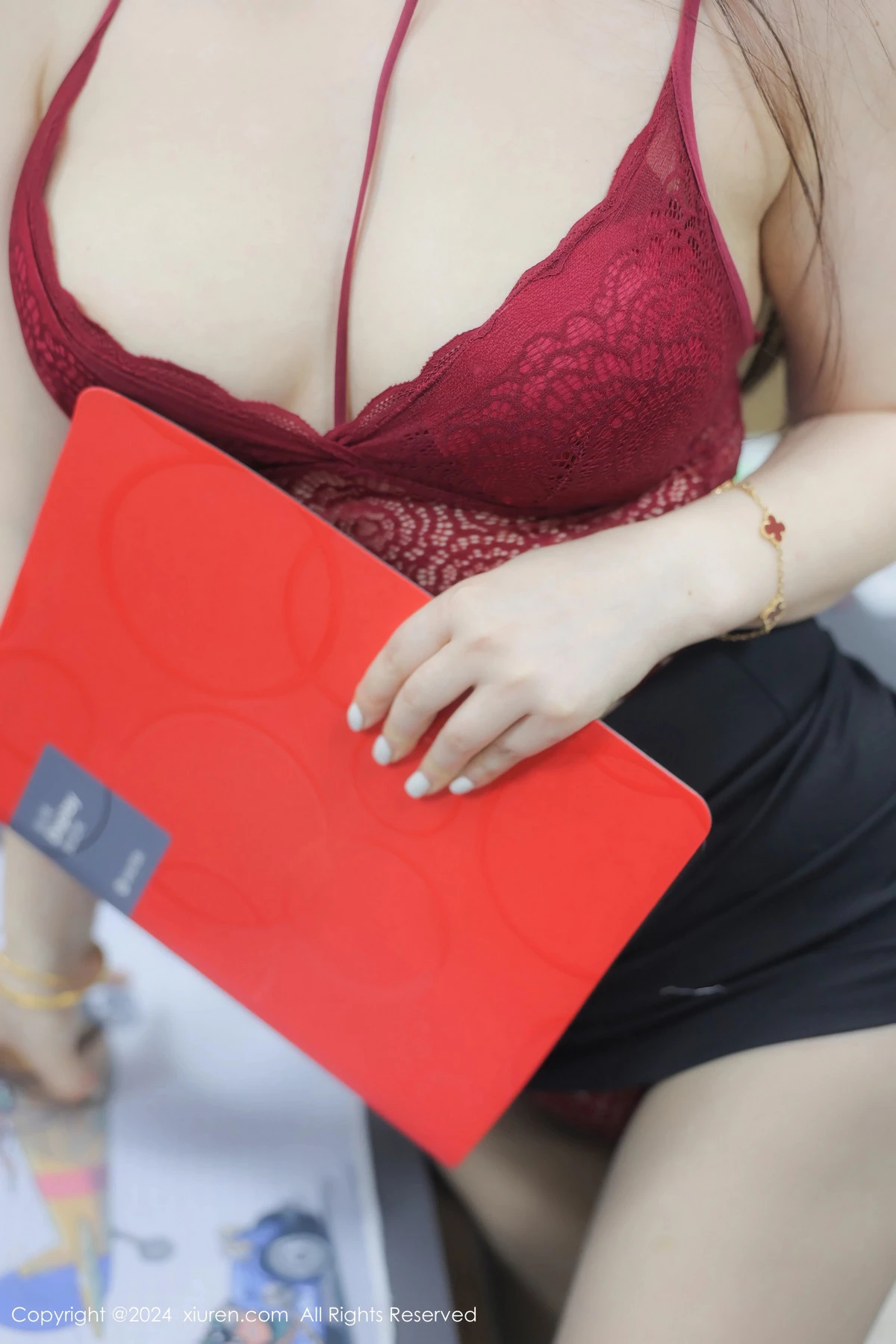 [[XiuRen秀人网]秀人网]No.8766_模特诗诗kiki办公室场景性感红色情趣内衣配黑丝袜完美诱惑写真81P