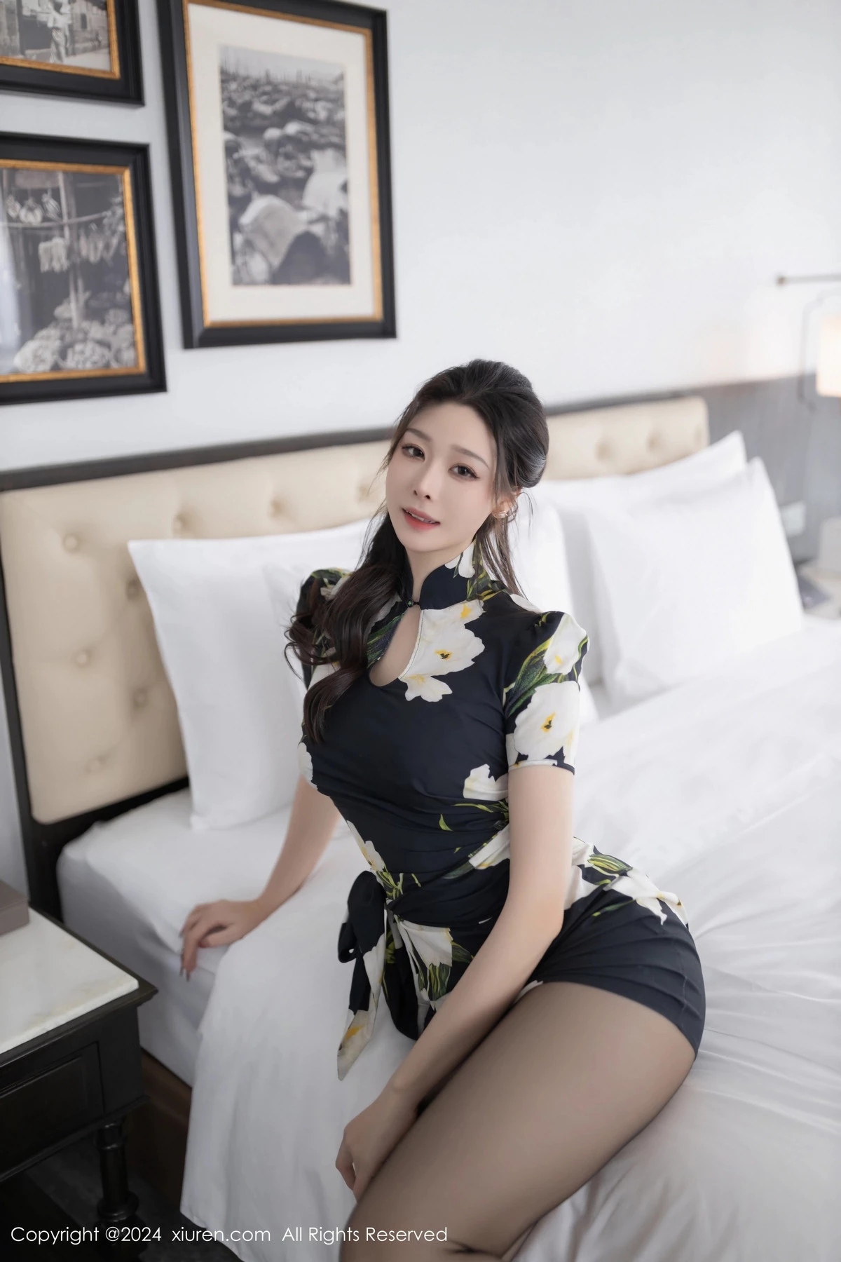 [[XiuRen秀人网]秀人网]No.8768_模特小逗逗性感花色图案连衣短裙配超薄黑丝秀曼妙身姿诱惑写真80P