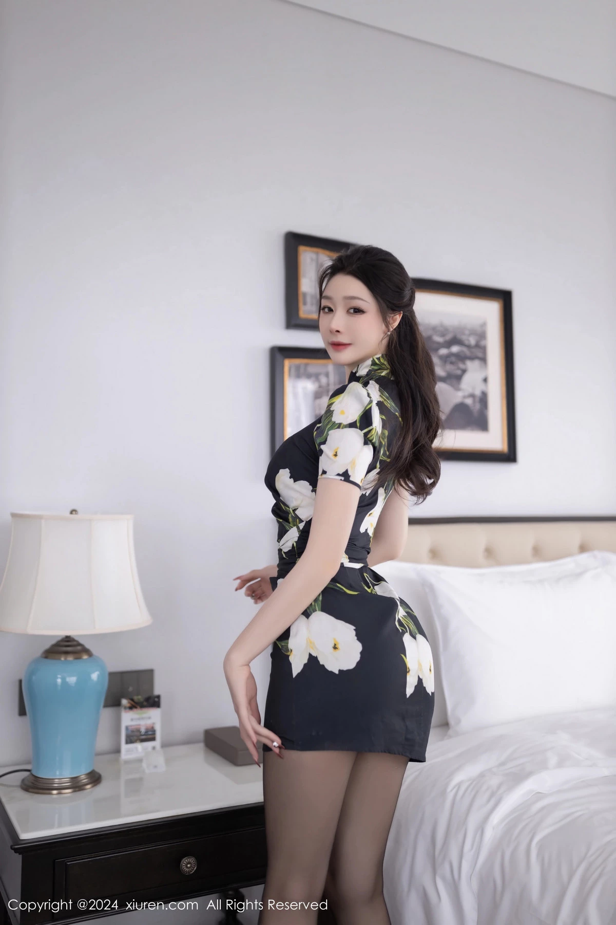 [[XiuRen秀人网]秀人网]No.8768_模特小逗逗性感花色图案连衣短裙配超薄黑丝秀曼妙身姿诱惑写真80P