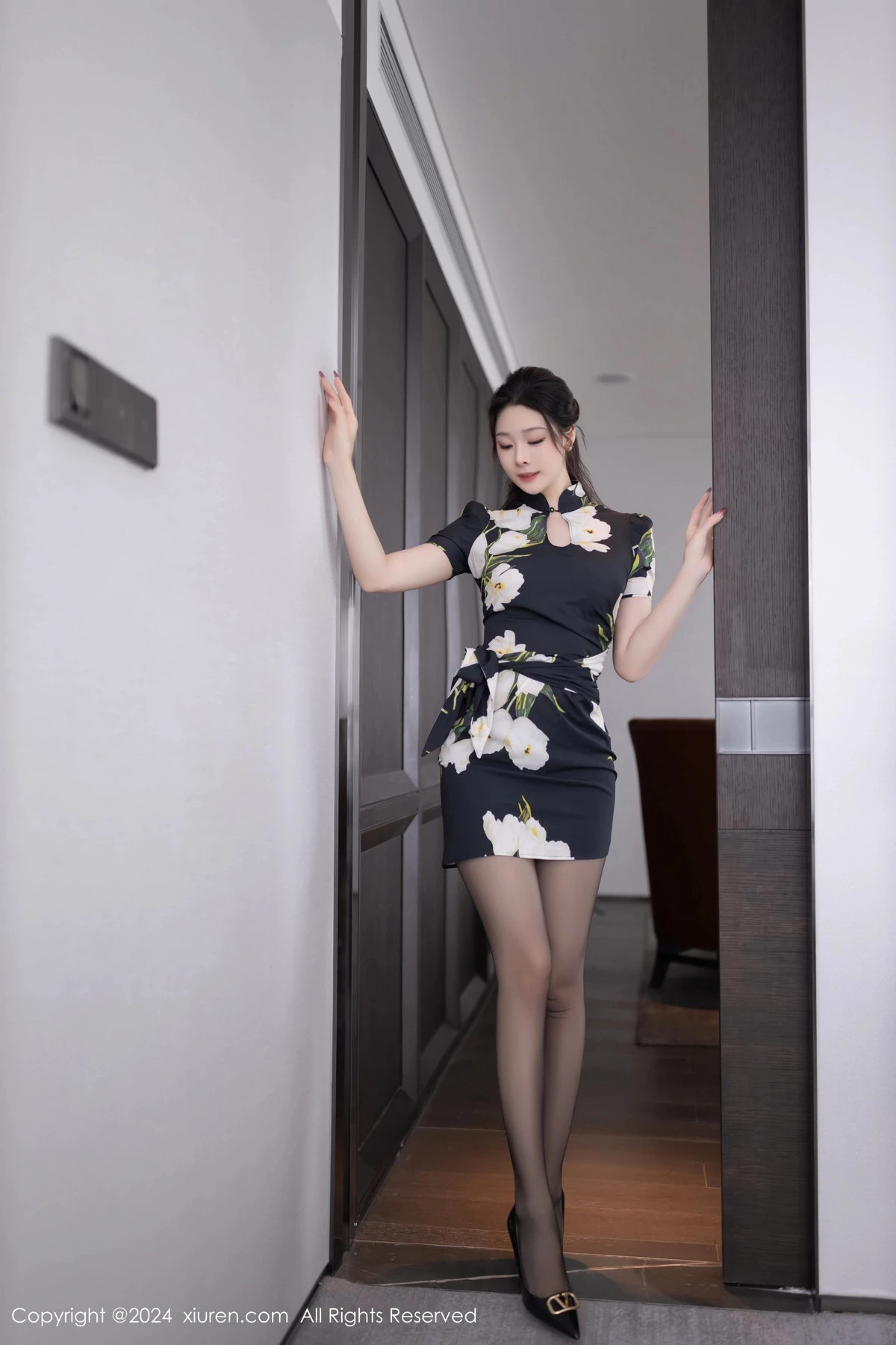 [[XiuRen秀人网]秀人网]No.8768_模特小逗逗性感花色图案连衣短裙配超薄黑丝秀曼妙身姿诱惑写真80P
