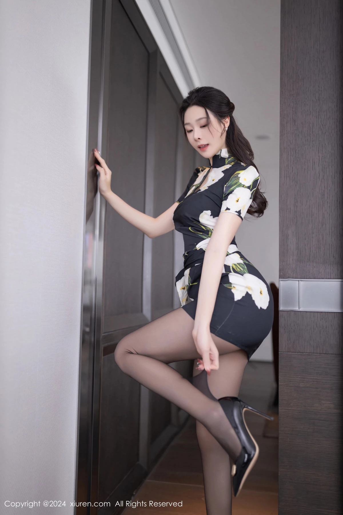 [[XiuRen秀人网]秀人网]No.8768_模特小逗逗性感花色图案连衣短裙配超薄黑丝秀曼妙身姿诱惑写真80P