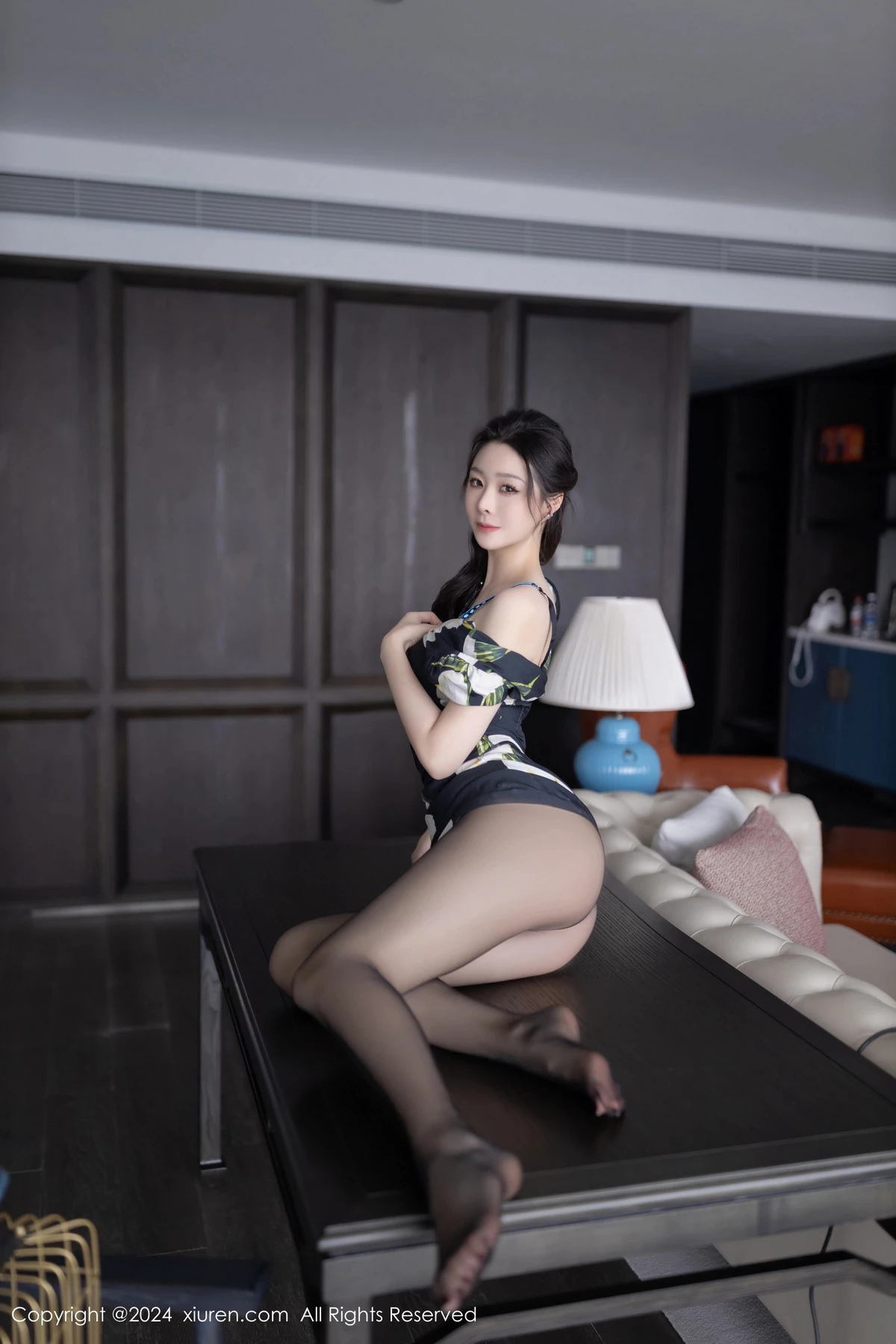 [[XiuRen秀人网]秀人网]No.8768_模特小逗逗性感花色图案连衣短裙配超薄黑丝秀曼妙身姿诱惑写真80P