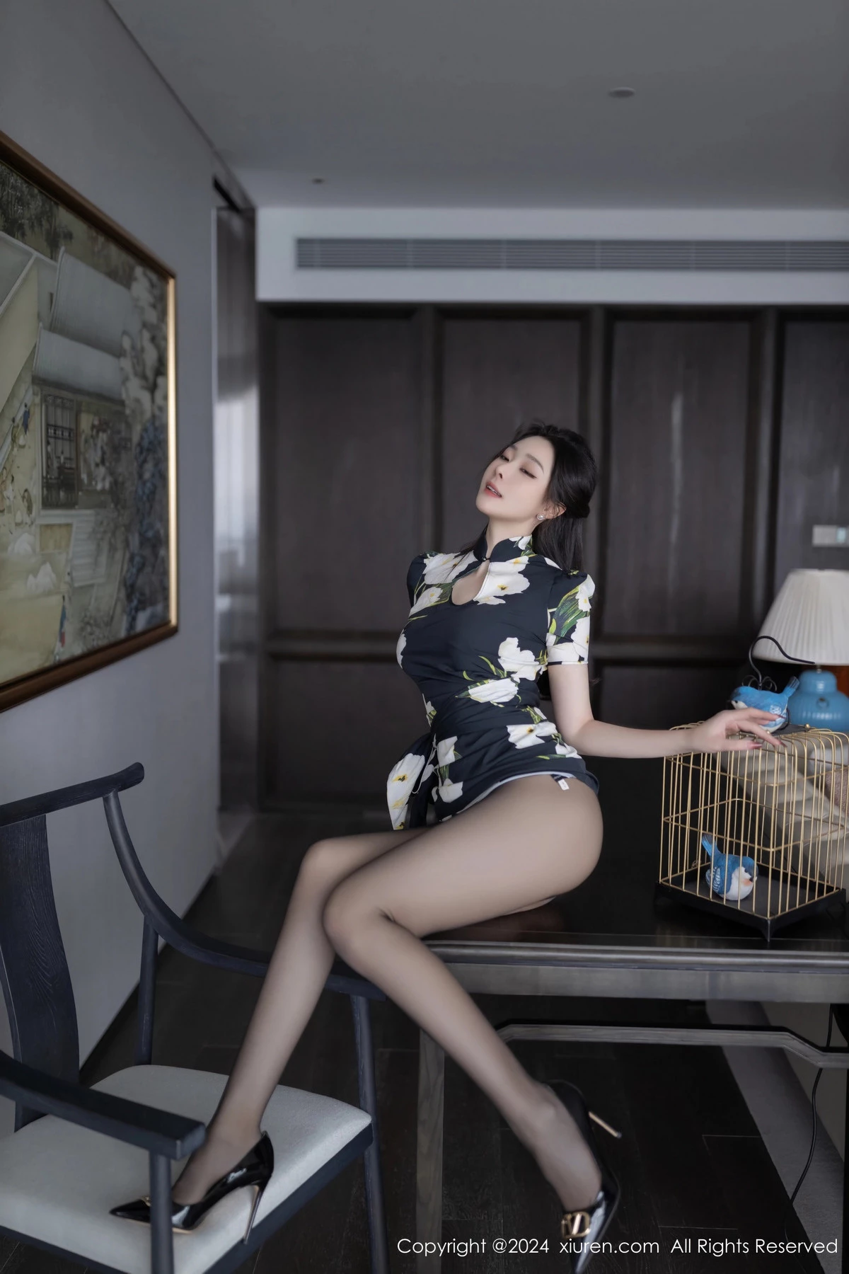 [[XiuRen秀人网]秀人网]No.8768_模特小逗逗性感花色图案连衣短裙配超薄黑丝秀曼妙身姿诱惑写真80P