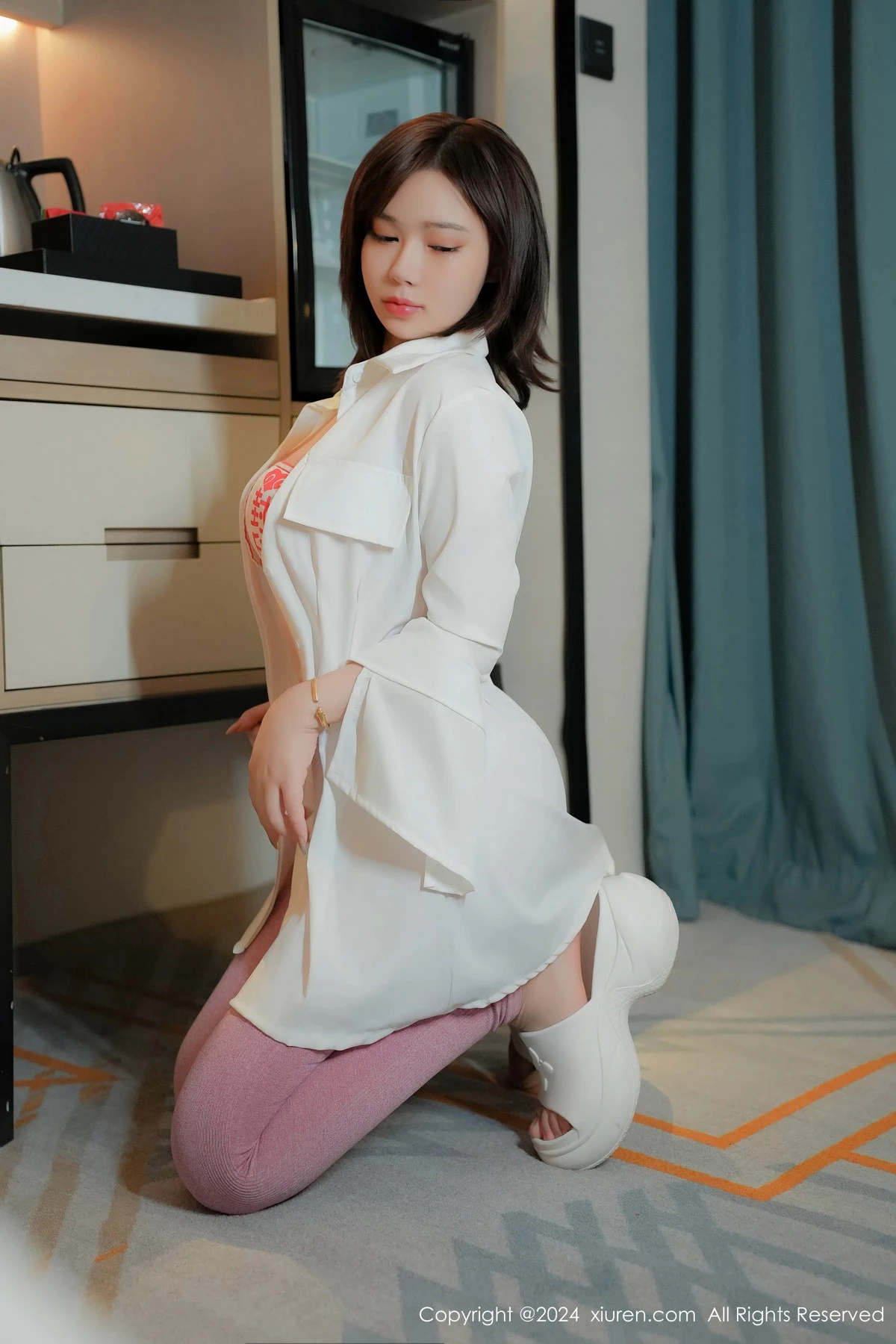 [[XiuRen秀人网]秀人网]No.8763_模特nana豆酱性感白色衬衫配粉色瑜伽裤半脱秀翘臀美腿诱惑写真72P