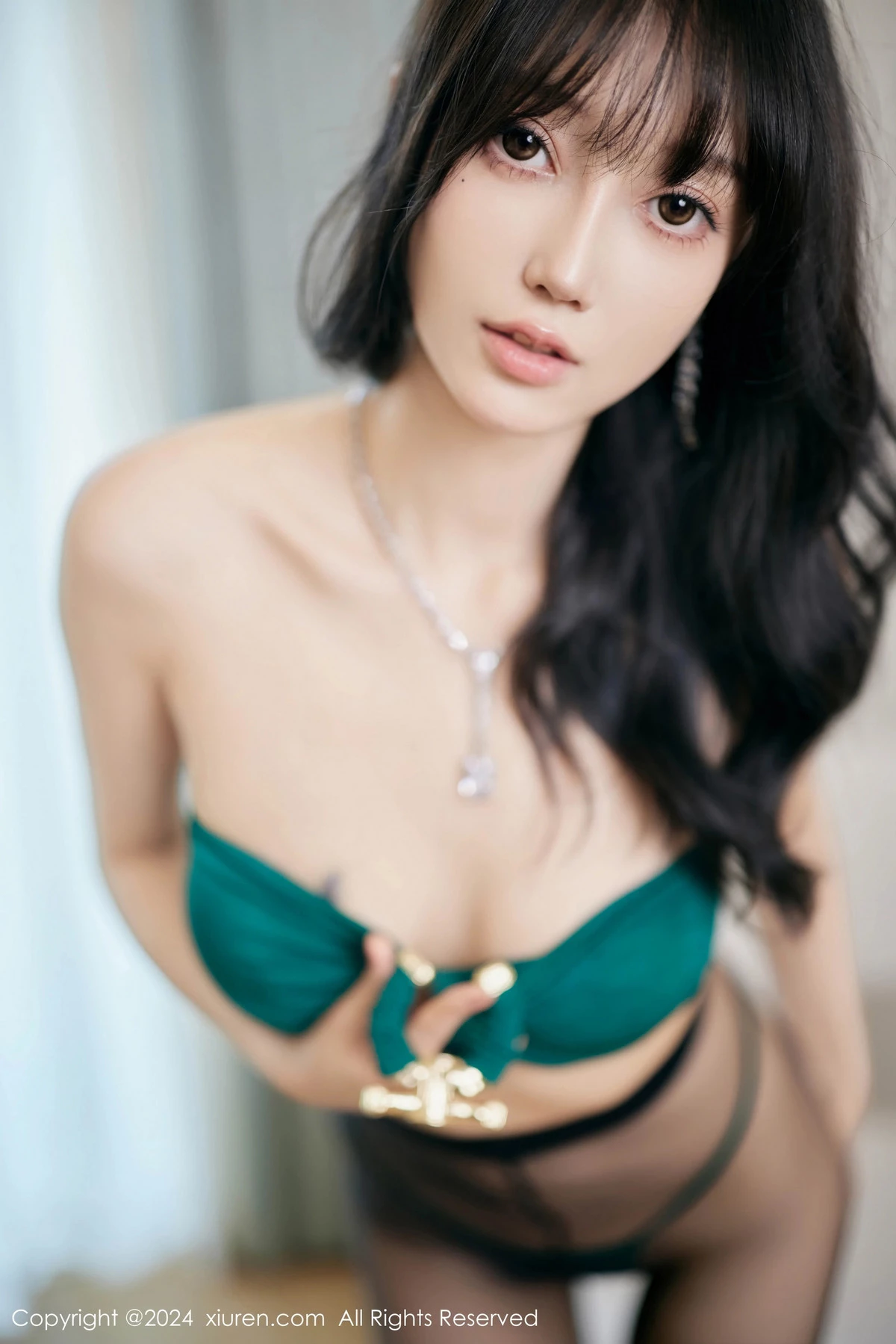 [[XiuRen秀人网]秀人网]No.8772_模特玥儿玥私房性感墨绿色长裙配超薄黑丝秀曼妙身姿迷人写真76P