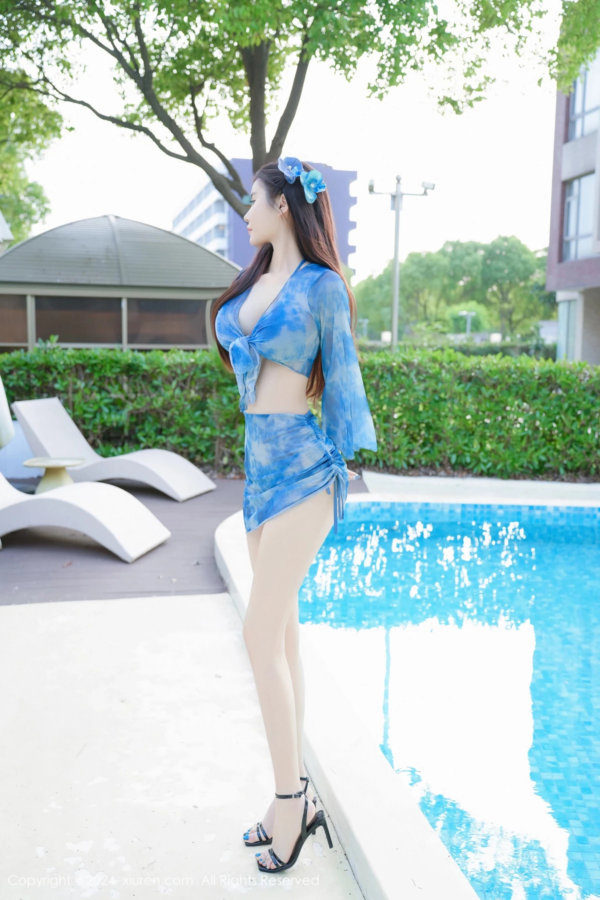 [[XiuRen秀人网]秀人网]No.8779_模特Erikaki泳池场景性感蓝色比基尼秀曼妙身姿撩人诱惑写真78P