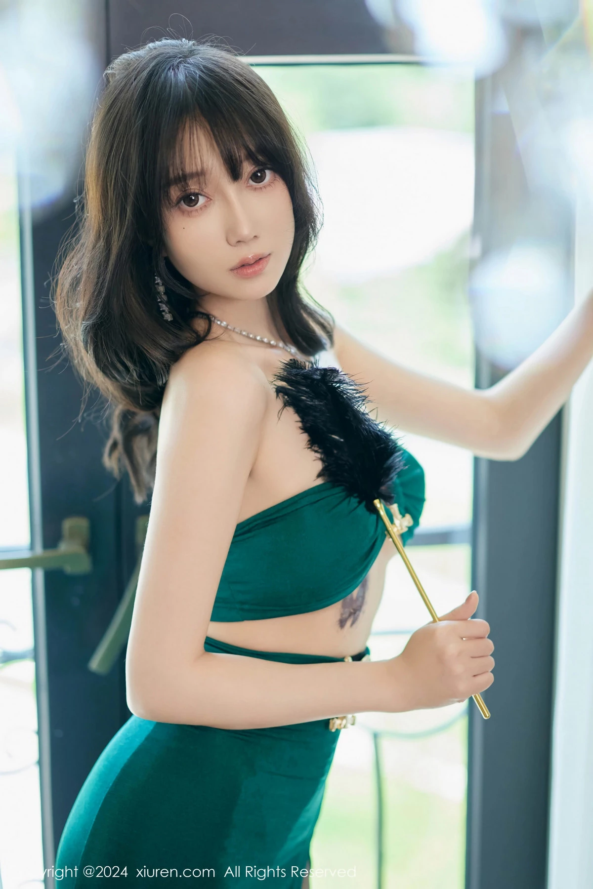 [[XiuRen秀人网]秀人网]No.8772_模特玥儿玥私房性感墨绿色长裙配超薄黑丝秀曼妙身姿迷人写真76P