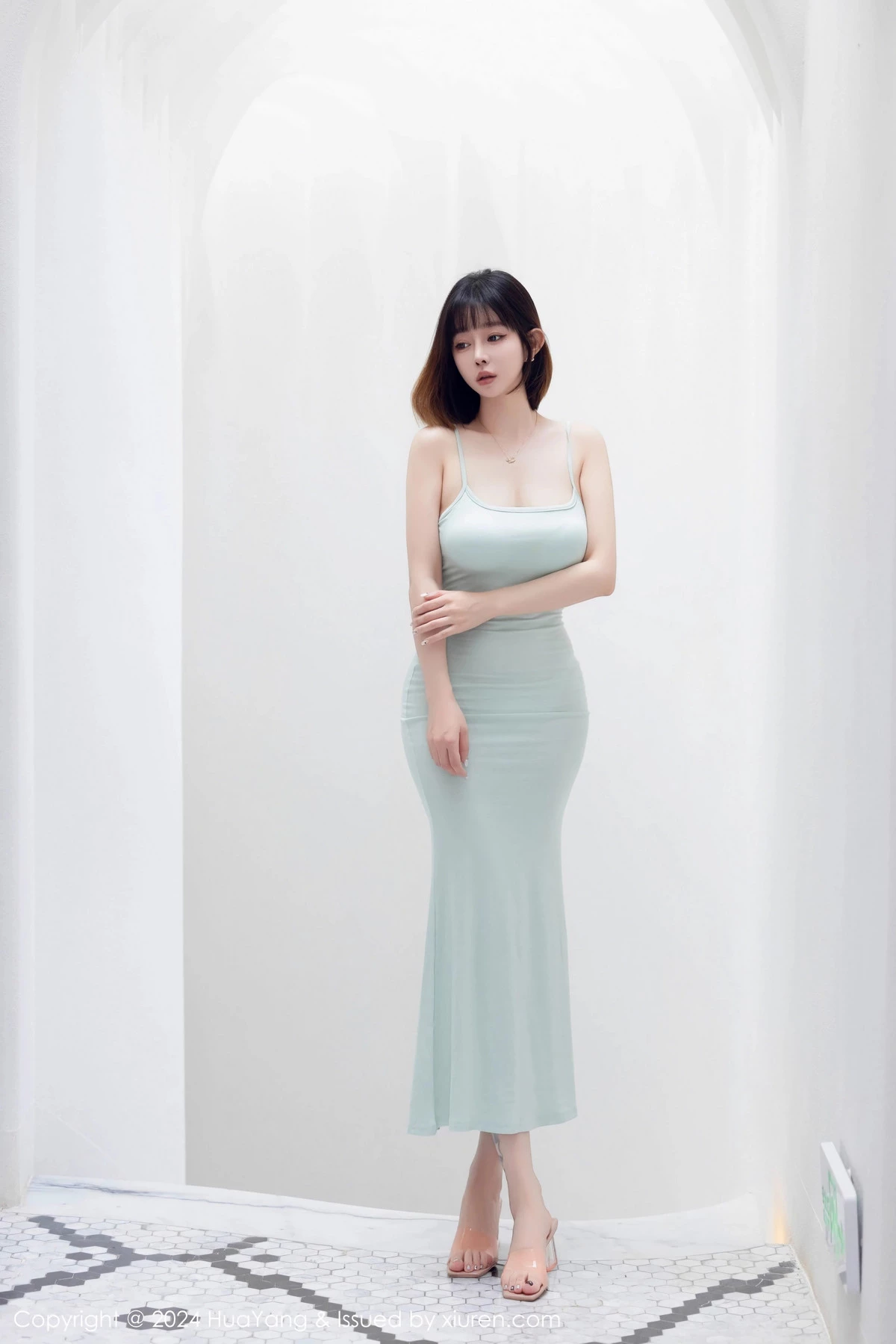 [HuaYang花漾]Vol.586_女神王雨纯性感淡绿色露肩连衣长裙半脱秀丰腴身姿撩人诱惑写真94P