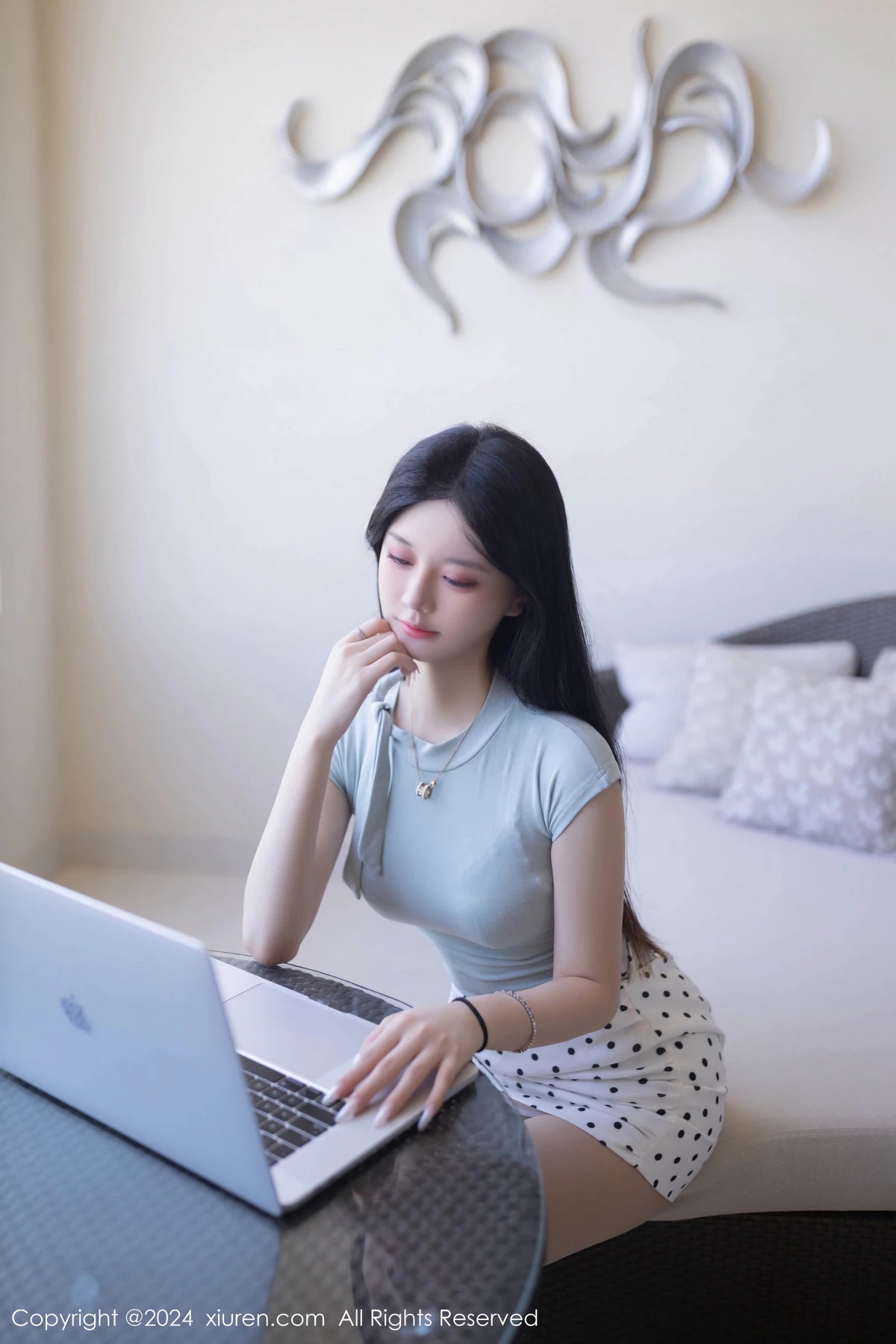 [[XiuRen秀人网]秀人网]No.8774_模特幼幼性感淡蓝色上衣配白色短裙露超薄肉丝秀美腿诱惑写真80P