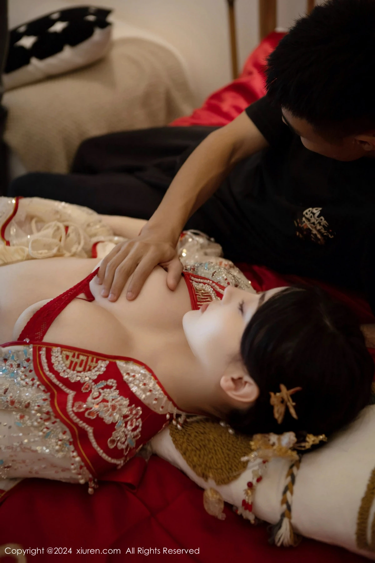 [[XiuRen秀人网]秀人网]No.8780_模特豆瓣酱闹新娘主题红色新娘装配超薄肉丝秀丰腴身材诱惑写真111P