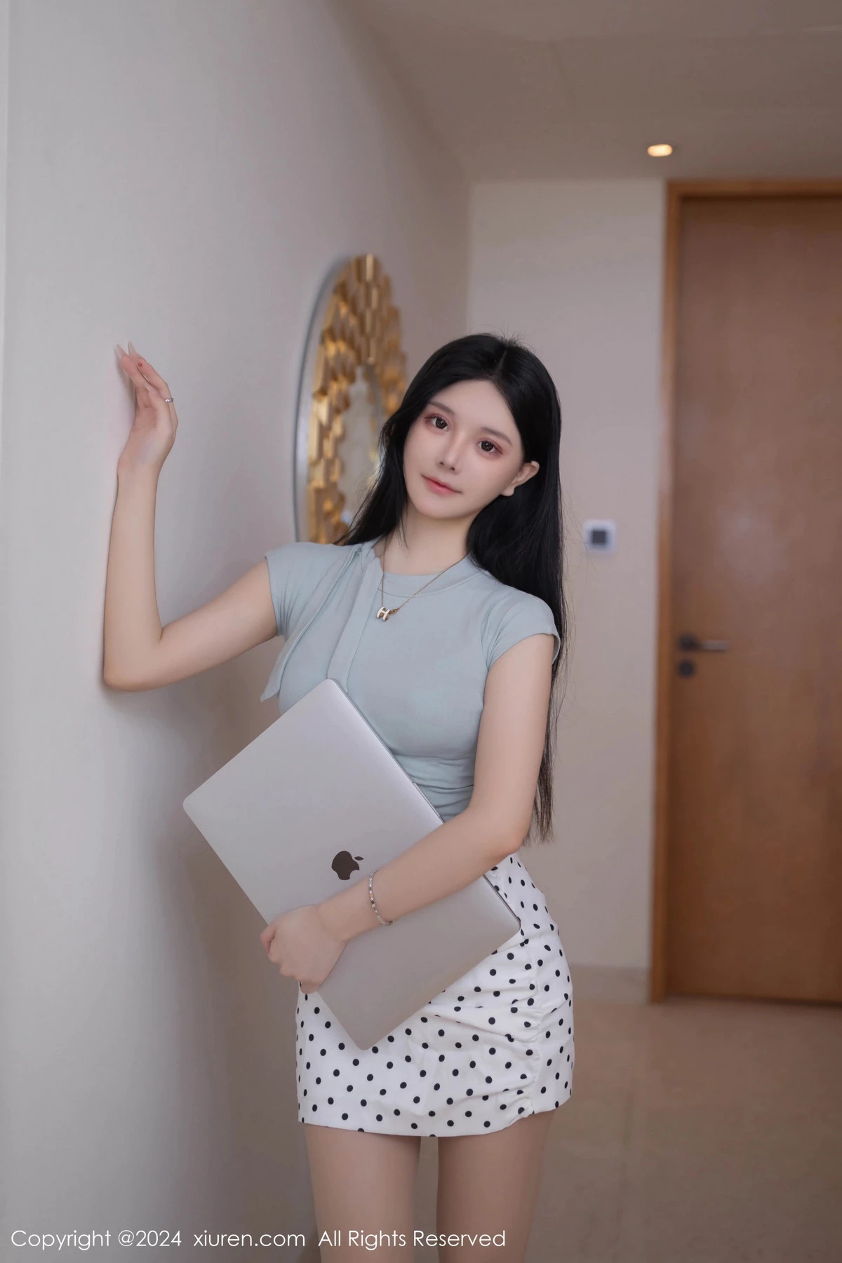 [[XiuRen秀人网]秀人网]No.8774_模特幼幼性感淡蓝色上衣配白色短裙露超薄肉丝秀美腿诱惑写真80P