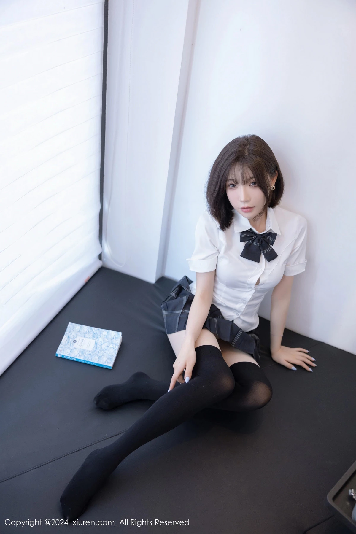 [[XiuRen秀人网]秀人网]No.8785_女神徐莉芝Booty性感学生制服短裙配黑丝袜秀曼妙身姿诱惑写真100P