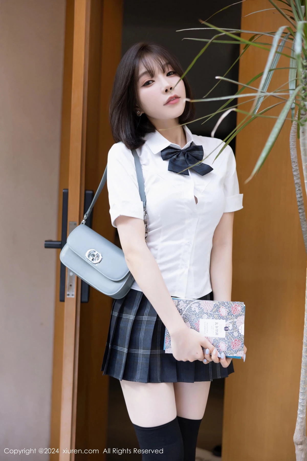 [[XiuRen秀人网]秀人网]No.8785_女神徐莉芝Booty性感学生制服短裙配黑丝袜秀曼妙身姿诱惑写真100P