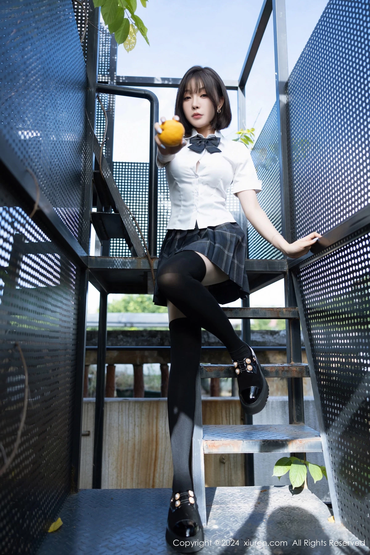 [[XiuRen秀人网]秀人网]No.8785_女神徐莉芝Booty性感学生制服短裙配黑丝袜秀曼妙身姿诱惑写真100P