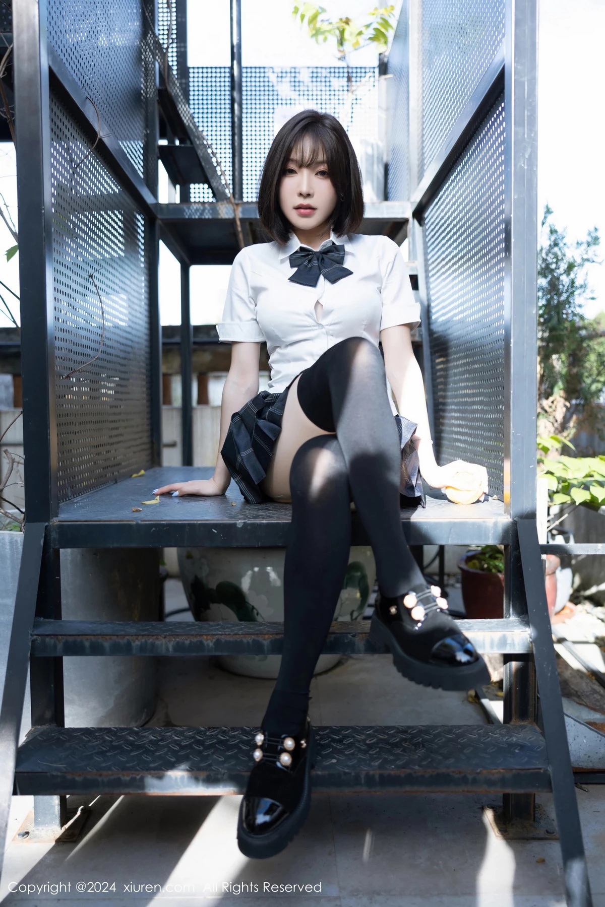 [[XiuRen秀人网]秀人网]No.8785_女神徐莉芝Booty性感学生制服短裙配黑丝袜秀曼妙身姿诱惑写真100P