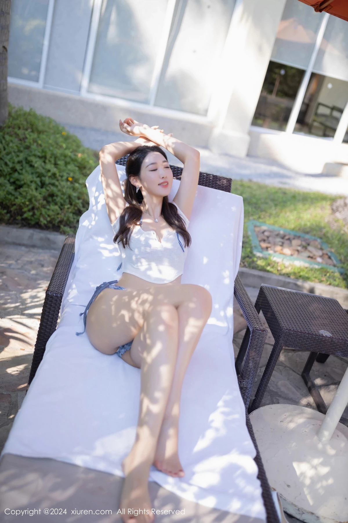 [[XiuRen秀人网]秀人网]No.8786_模特唐安琪户外性感白色T恤配牛仔短裤半脱秀曼妙身姿诱惑写真82P