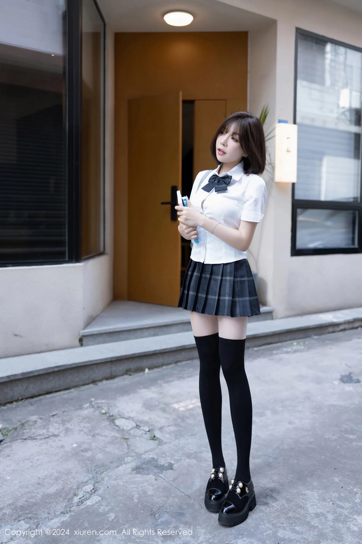 [[XiuRen秀人网]秀人网]No.8785_女神徐莉芝Booty性感学生制服短裙配黑丝袜秀曼妙身姿诱惑写真100P