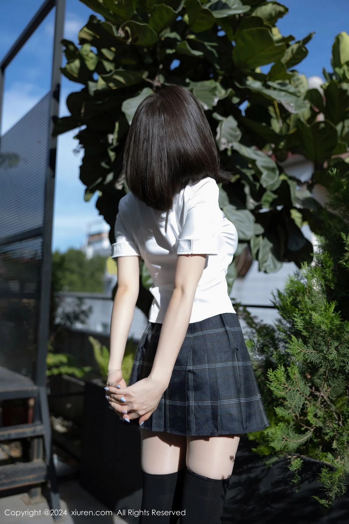 [[XiuRen秀人网]秀人网]No.8785_女神徐莉芝Booty性感学生制服短裙配黑丝袜秀曼妙身姿诱惑写真100P