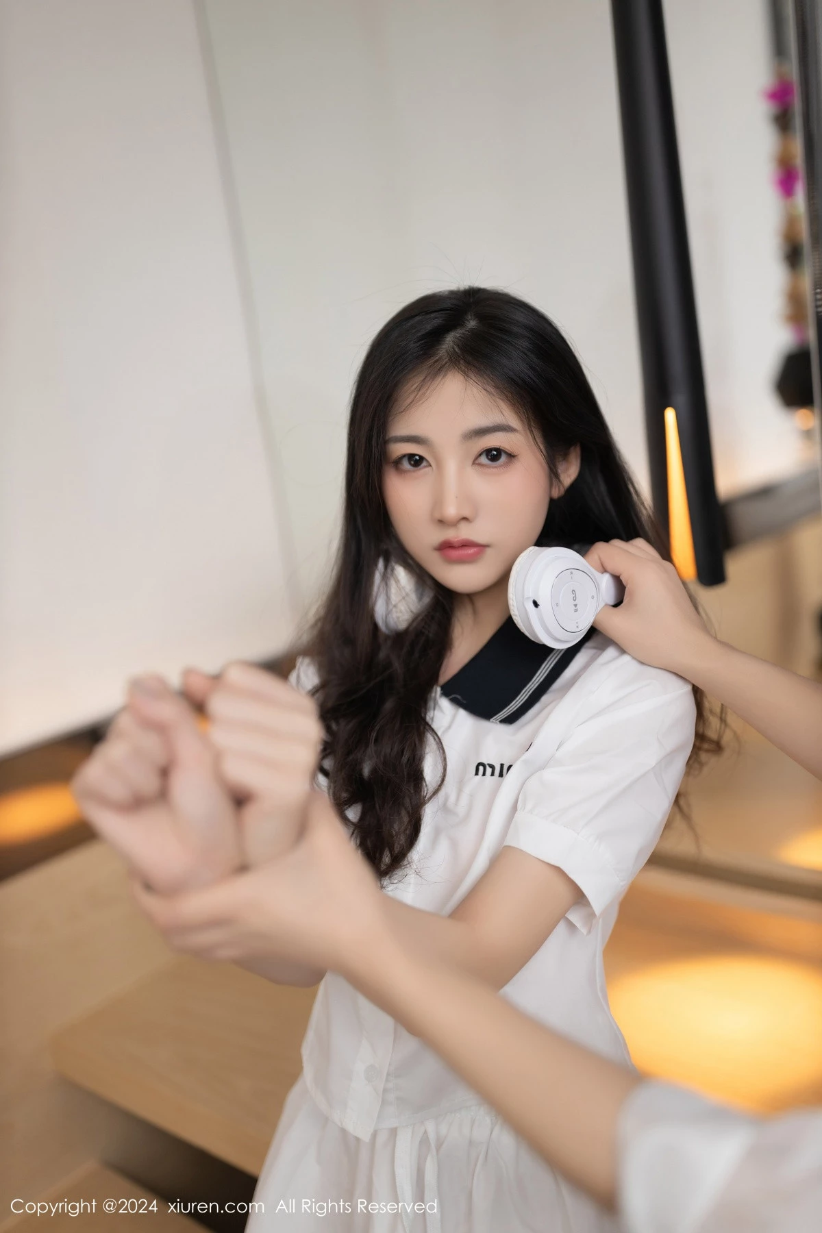 [[XiuRen秀人网]秀人网]No.8793_模特鱼尾fish性感白色短裙套装露粉色内衣秀曼妙身姿迷人写真80P