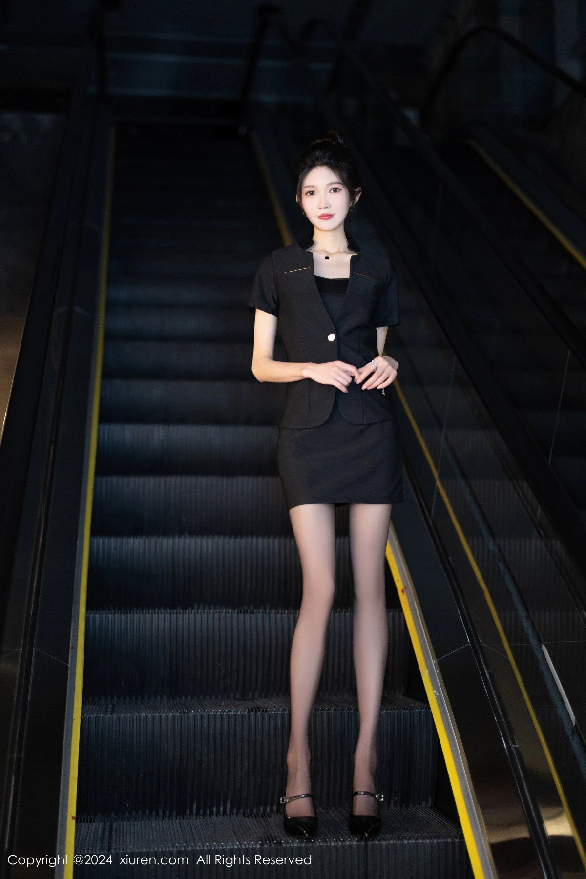 [[XiuRen秀人网]秀人网]No.8791_模特程程程性感黑色OL服饰露黑色蕾丝内衣配黑丝吊袜诱惑写真101P